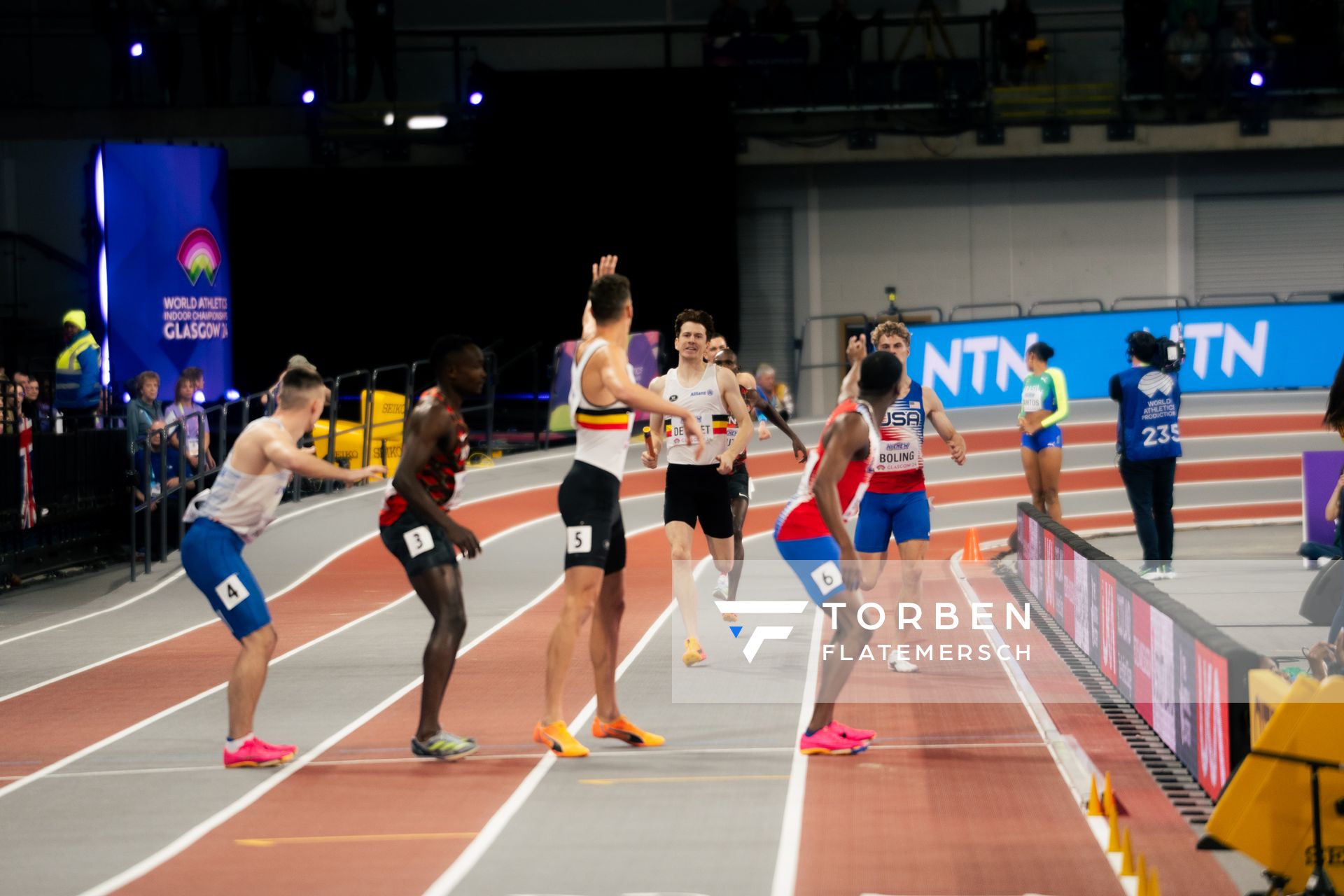 Wechsel Vorlauf 1 4x400m Staffel Männer mit Tibo De Smet (BEL/Belgium), Dylan Borlee (BEL/Belgium), Matthew Boling (USA/United States of America), Christopher Bailey (USA/United States of America), Boniface Ontuga Mweresa (KEN/Kenya), Mario Hanic (SVK/Slovakia) 03.03.2024 bei den World Athletics Indoor Championships in Glasgow (Schottland / Vereinigtes Königreich)