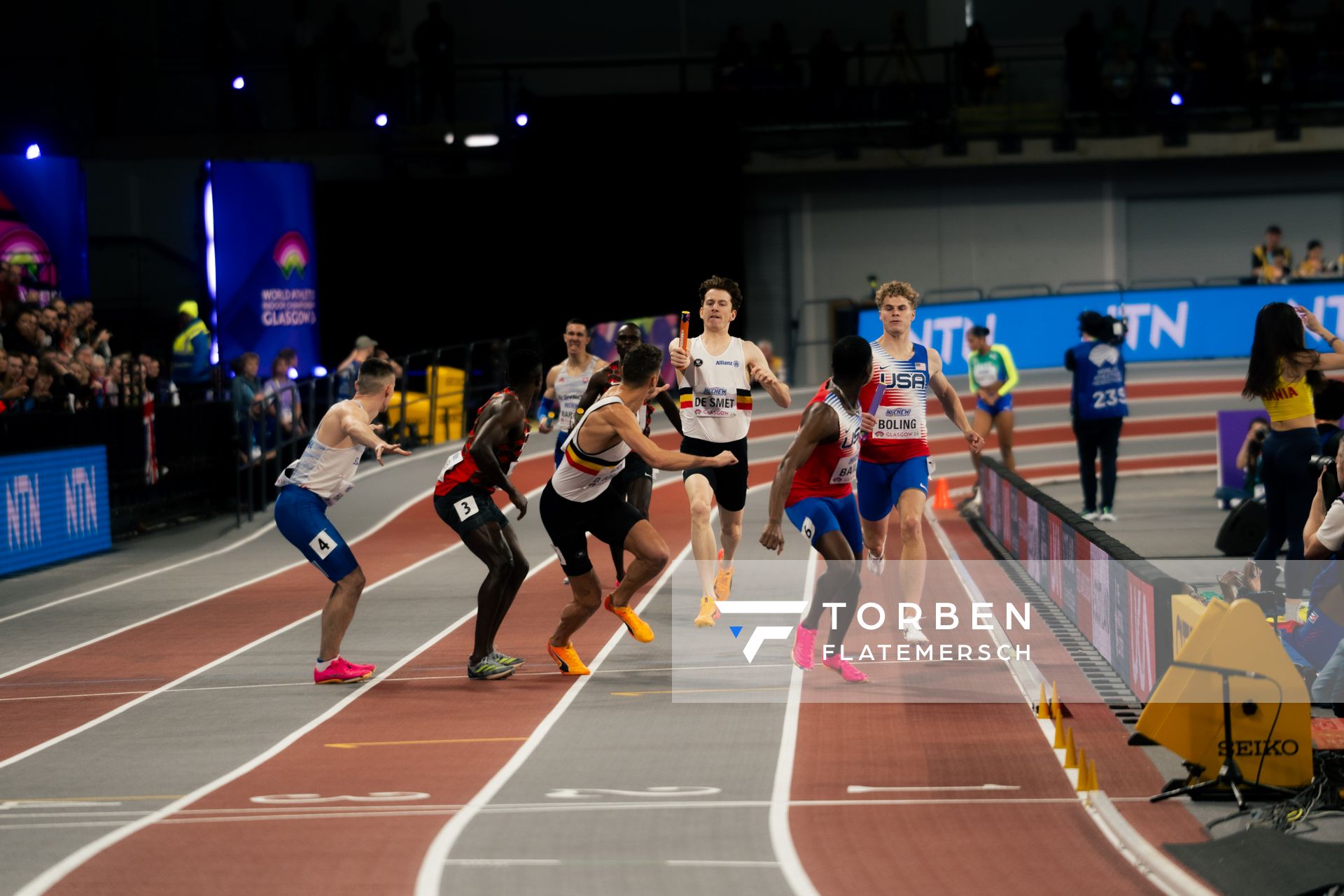 Wechsel Vorlauf 1 4x400m Staffel Männer mit Tibo De Smet (BEL/Belgium), Dylan Borlee (BEL/Belgium), Matthew Boling (USA/United States of America), Christopher Bailey (USA/United States of America), Boniface Ontuga Mweresa (KEN/Kenya), Mario Hanic (SVK/Slovakia) 03.03.2024 bei den World Athletics Indoor Championships in Glasgow (Schottland / Vereinigtes Königreich)