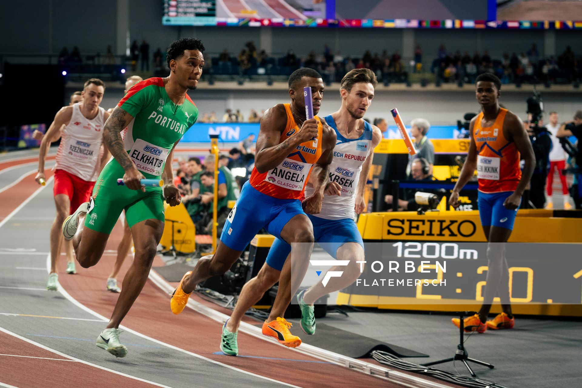 Der Wechsel der Slovenen geht schief und der Staffelstab fliegt durch die Luft, Omar Elkhatib (POR/Portugal), Ramsey Angela (NED/Netherlands), Matej Krsek (CZE/Czechia) am 03.03.2024 bei den World Athletics Indoor Championships in Glasgow (Schottland / Vereinigtes Königreich)