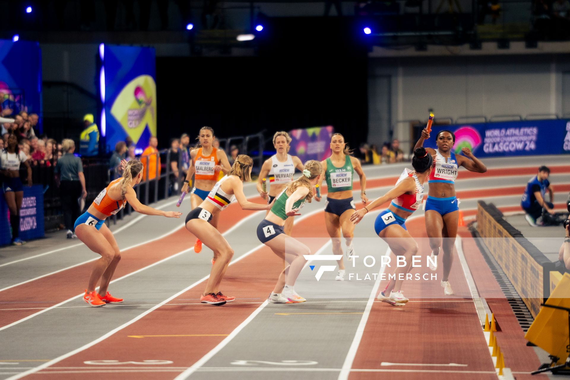 Zweiter Wechsel der 4x400m Staffeln mit Eveline Saalberg (NED/Netherlands), Lisanne De Witte (NED/Netherlands), Imke Vervaet (BEL/Belgium), Helena Ponette (BEL/Belgium), Sophie Becker (IRL/Ireland), RoisIn Harrison (IRL/Ireland), Jessica Wright (USA/United States of America), Bailey Lear (USA/United States of America) am 03.03.2024 bei den World Athletics Indoor Championships in Glasgow (Schottland / Vereinigtes Königreich)