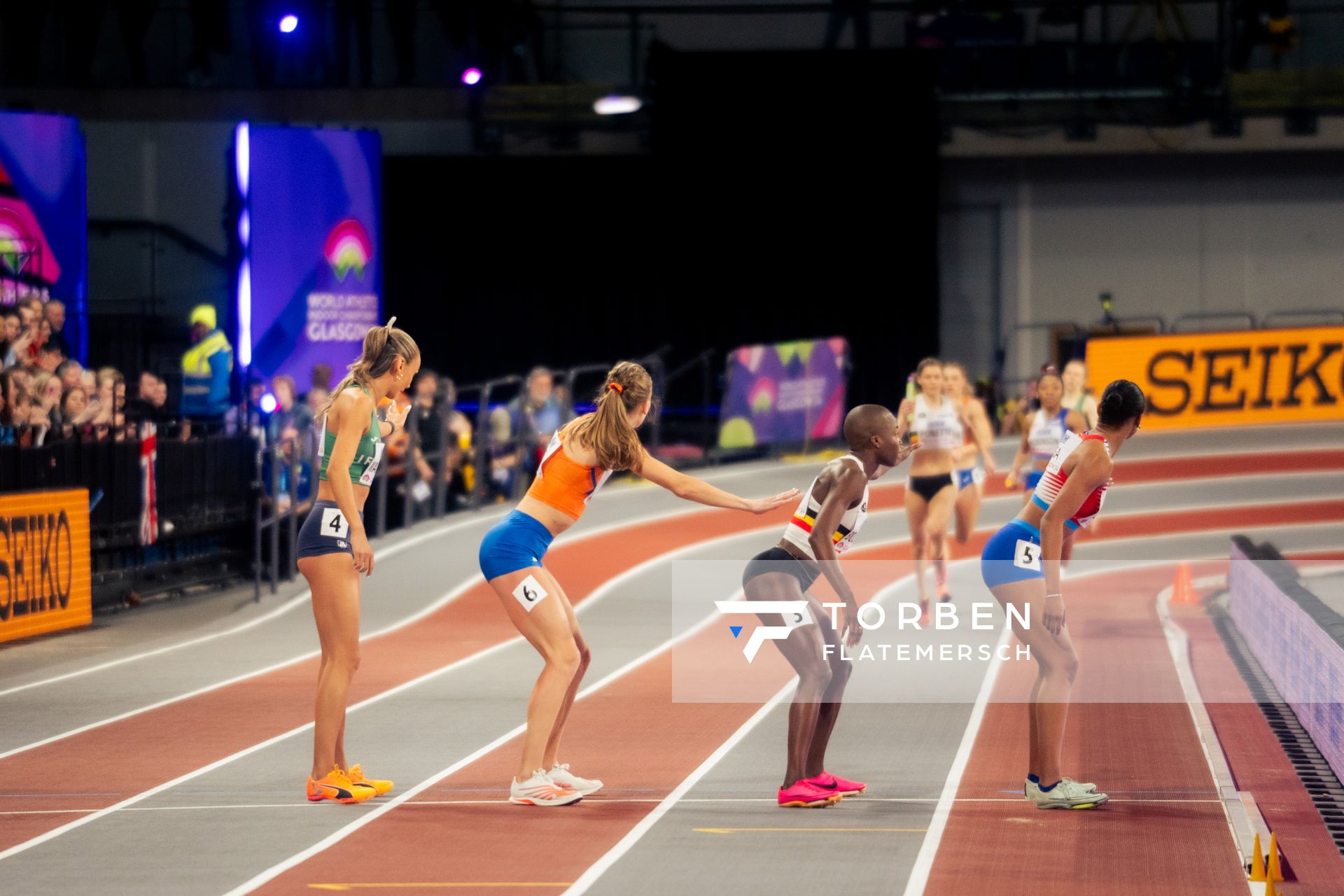 Letzter Wechsel 4x400m Staffeln mit Sharlene Mawdsley (IRL/Ireland), Femke Bol (NED/Netherlands), Cynthia Bolingo (BEL/Belgium), Bailey Lear (USA/United States of America) am 03.03.2024 bei den World Athletics Indoor Championships in Glasgow (Schottland / Vereinigtes Königreich)