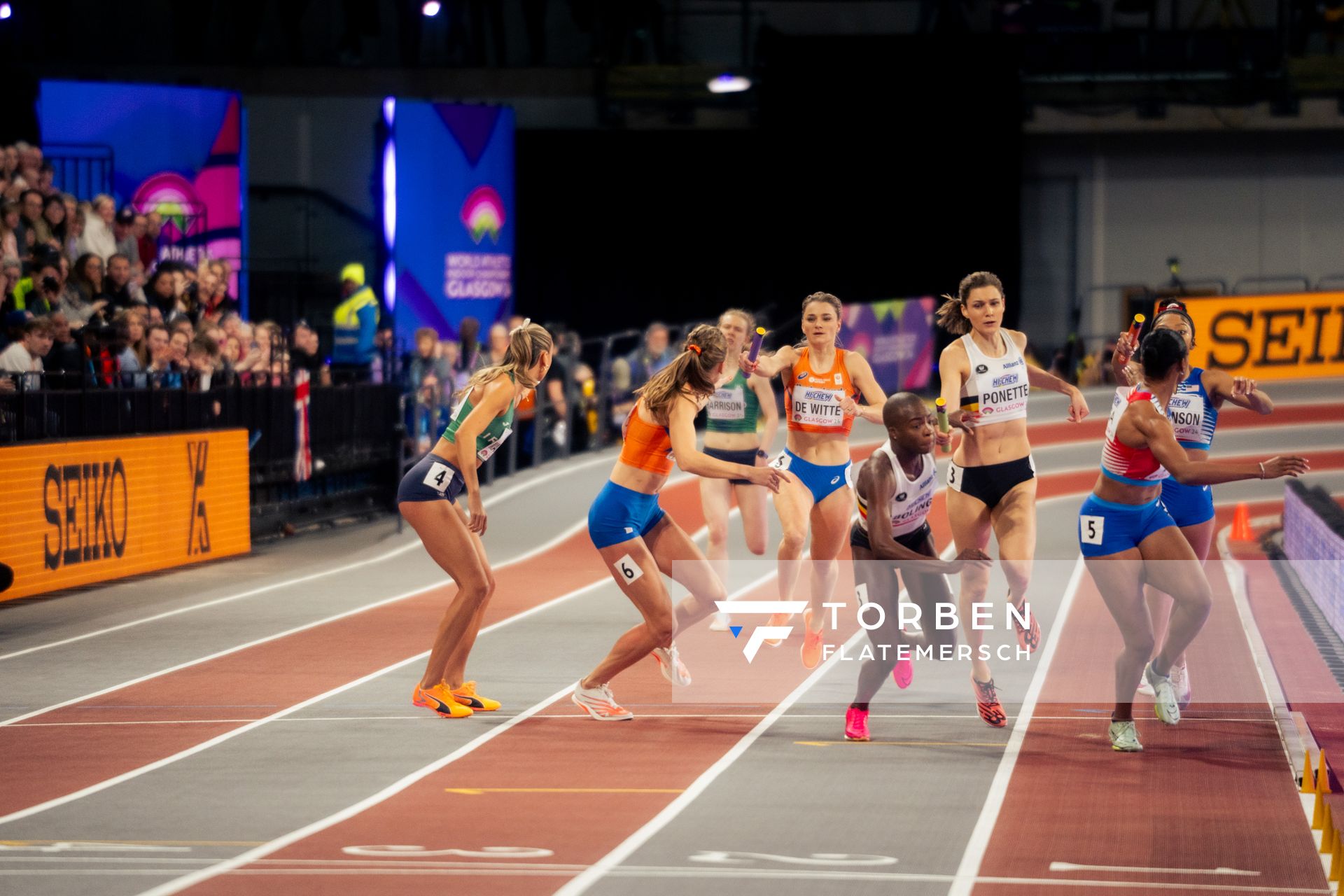 Letzter Wechsel 4x400m Staffeln mit Sharlene Mawdsley (IRL/Ireland), Femke Bol (NED/Netherlands), Lisanne De Witte (NED/NEtherlands), Cynthia Bolingo (BEL/Belgium), Bailey Lear (USA/United States of America) am 03.03.2024 bei den World Athletics Indoor Championships in Glasgow (Schottland / Vereinigtes Königreich)