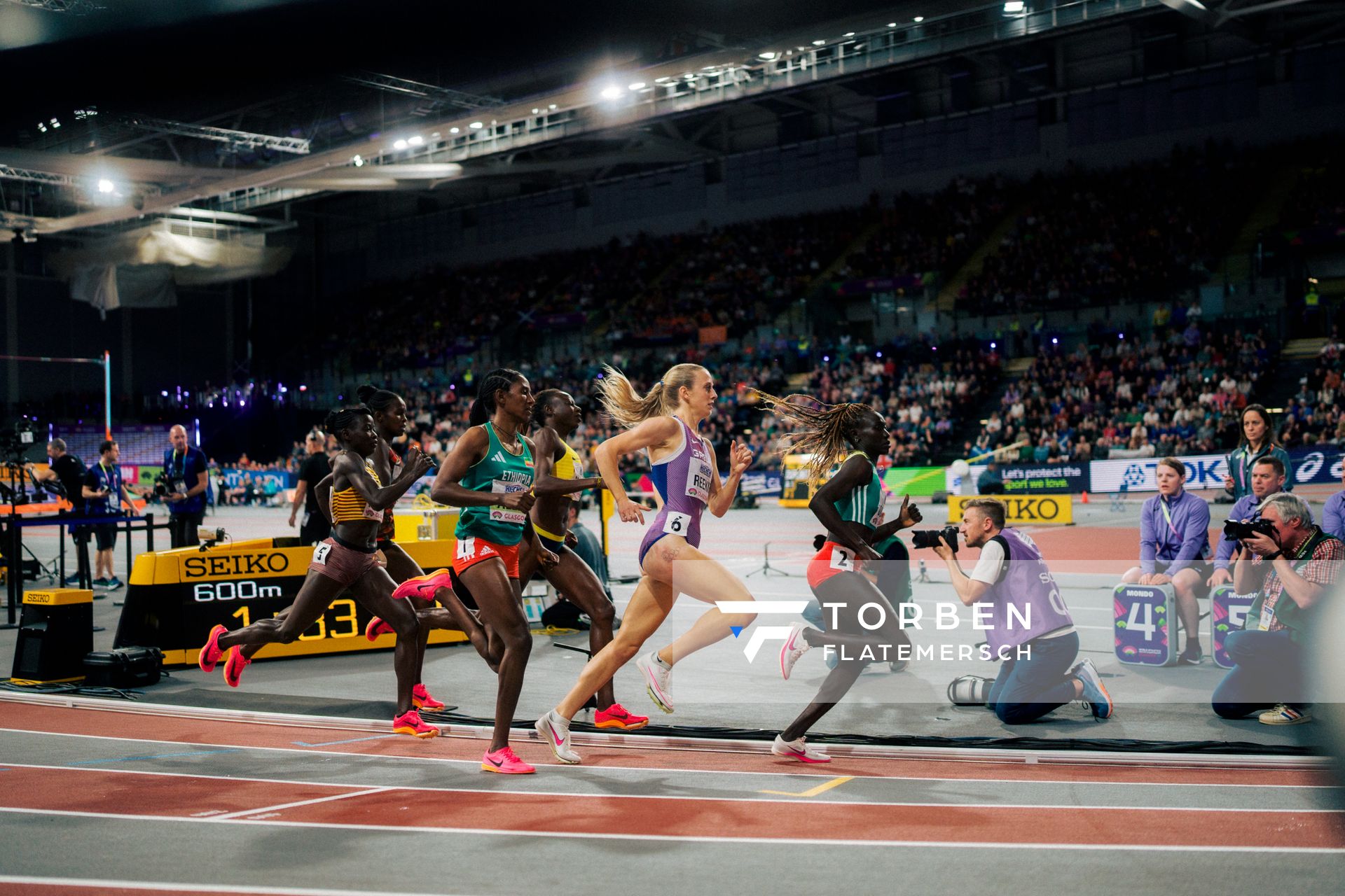 Tsige Duguma (ETH/Ethiopia), Jemma Reekie (GBR/Great Britain), Noelie Yarigo (BEN), Habitam Alemu (ETH/Ethiopia), Halimah Nakaayi (UGA/Uganda), Vivian Chebet Kiprotich (KEN/Kenya) am 03.03.2024 bei den World Athletics Indoor Championships in Glasgow (Schottland / Vereinigtes Königreich)