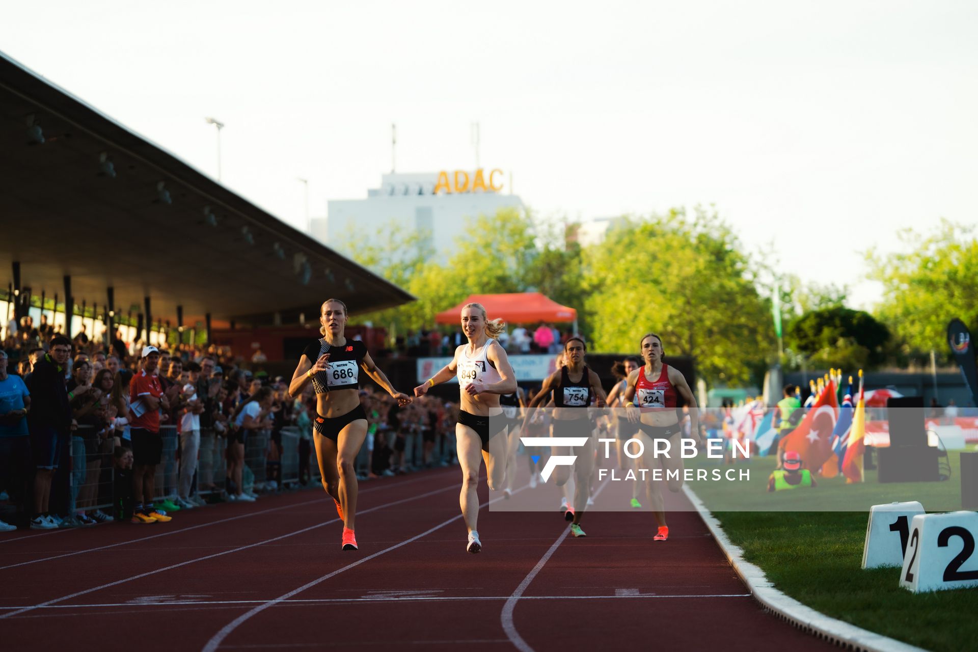 Nele Weßel (GER/TV Waldstraße Wiesbaden), Malin Nyfors (NOR/IK Tjalve), Aníta Hinriksdóttir (ISL/LAC TV Unterstrasse), Lucia Sturm (GER/TSV Moselfeuer Lehmen) am 11.05.2024 während der 8. PUMA NITRO Lange Laufnacht im Carl-Kaufmann-Stadion in Karlsruhe