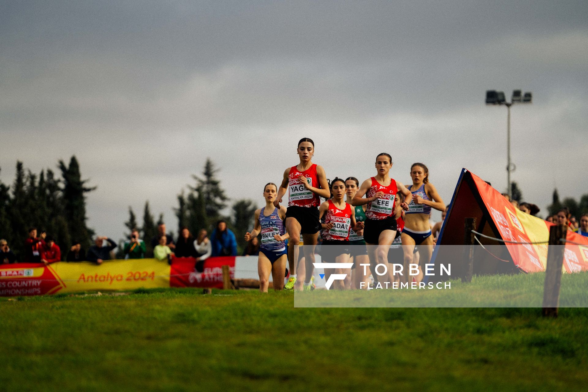 Edibe Yagiz (Turkey), Havva Efe (Turkey), Viyan Adar (Turkey), Jess Bailey (Great Britain) am 08.12.2024 bei den Crosslauf-Europameisterschaften in Antalya