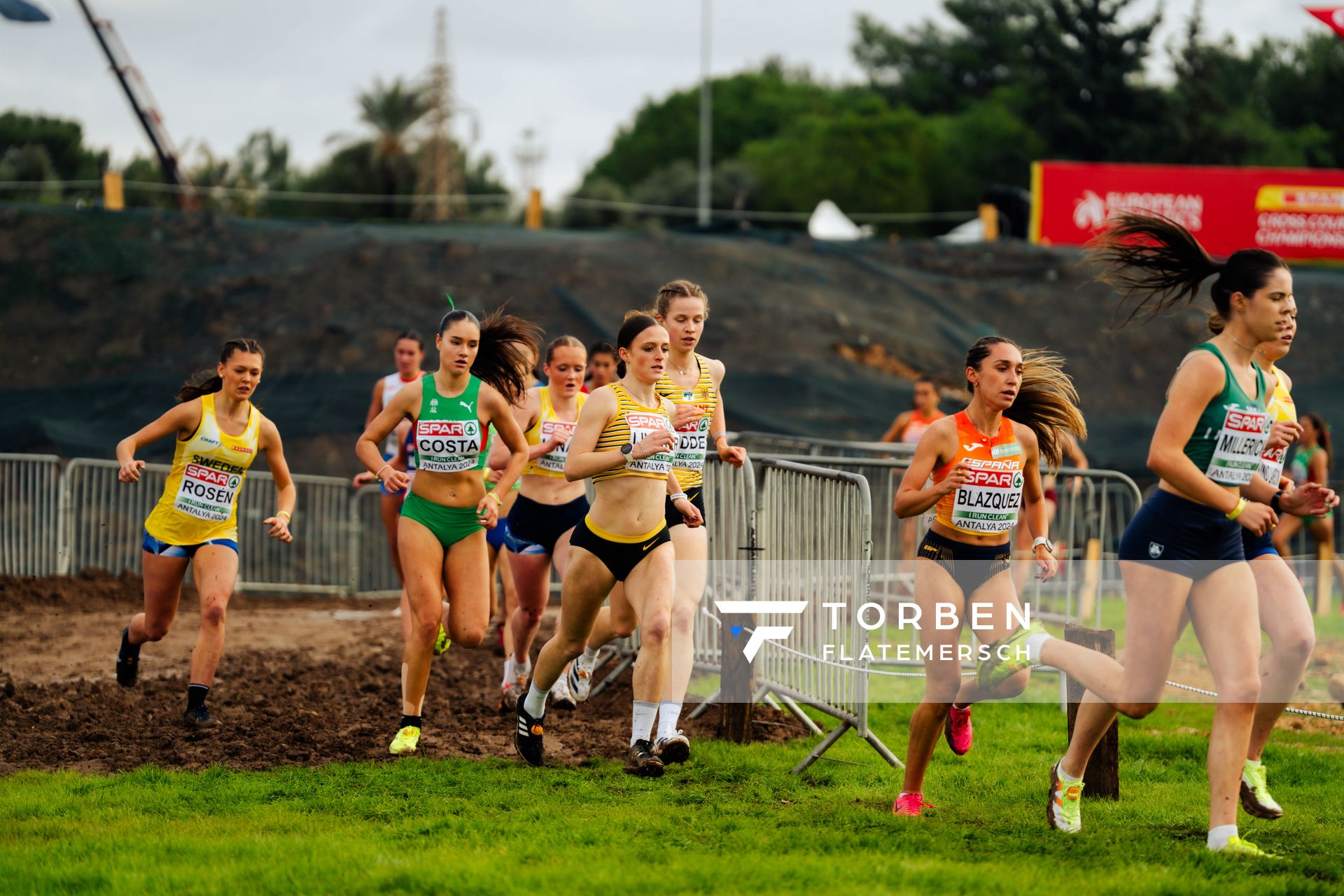 Jule Jutta Lindner (Germany), Lara Costa (Portugal), Julia Rosén (Sweden), Candela Blazquez (Spain) am 08.12.2024 bei den Crosslauf-Europameisterschaften in Antalya