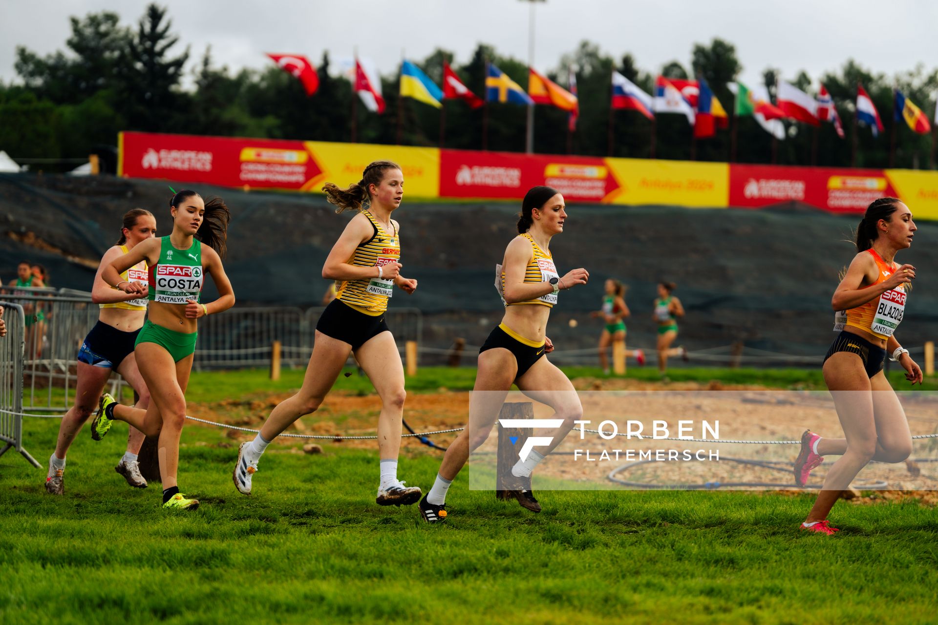 Adia Budde (Germany), Jule Jutta Lindner (Germany) am 08.12.2024 bei den Crosslauf-Europameisterschaften in Antalya