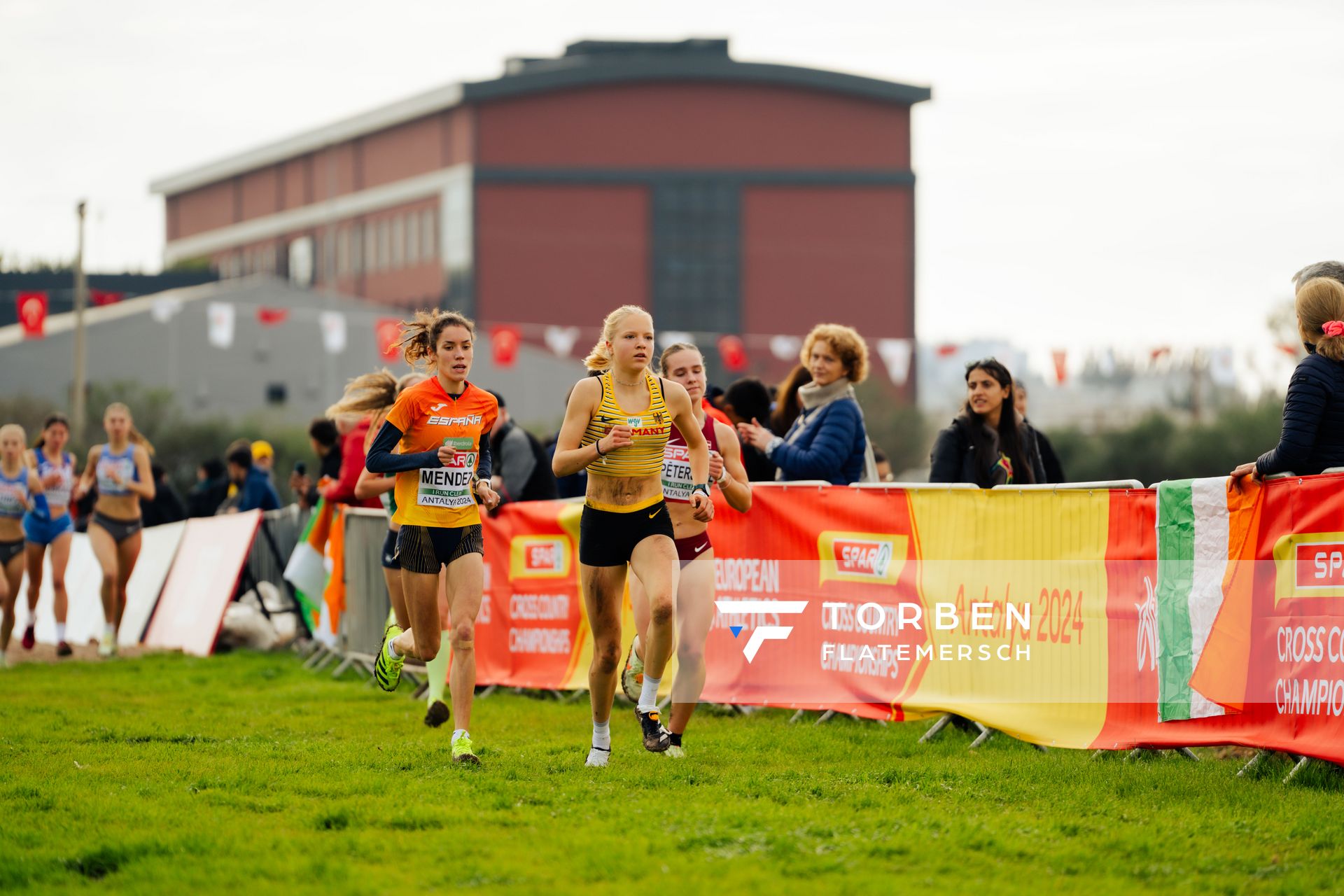 Ada Werner (Germany), Emma Mendez (Spain) am 08.12.2024 bei den Crosslauf-Europameisterschaften in Antalya