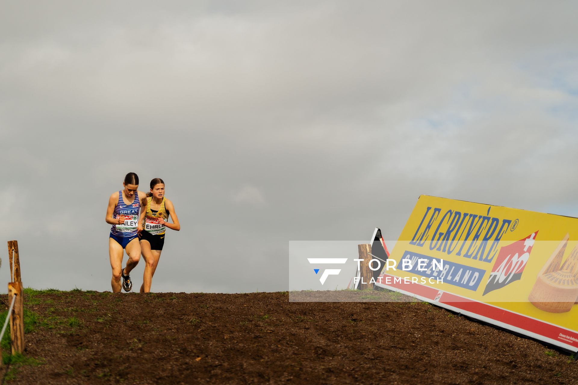 Jess Bailey (Great Britain), Julia Ehrle (Germany) am 08.12.2024 bei den Crosslauf-Europameisterschaften in Antalya