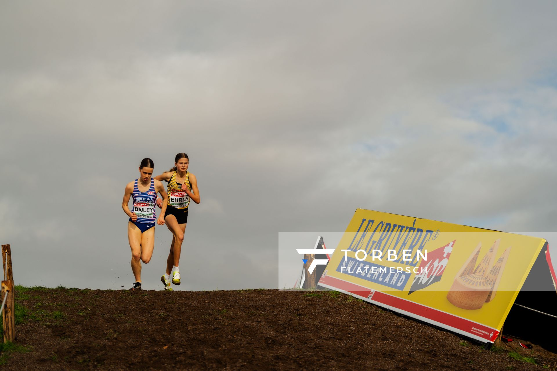 Jess Bailey (Great Britain), Julia Ehrle (Germany) am 08.12.2024 bei den Crosslauf-Europameisterschaften in Antalya