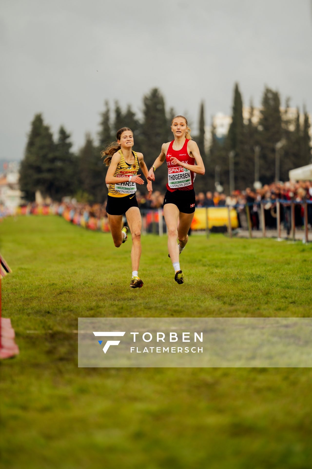 Julia Ehrle (Germany) und Sofia Thøgersen (Denmark)beim Zielsprint am 08.12.2024 bei den Crosslauf-Europameisterschaften in Antalya
