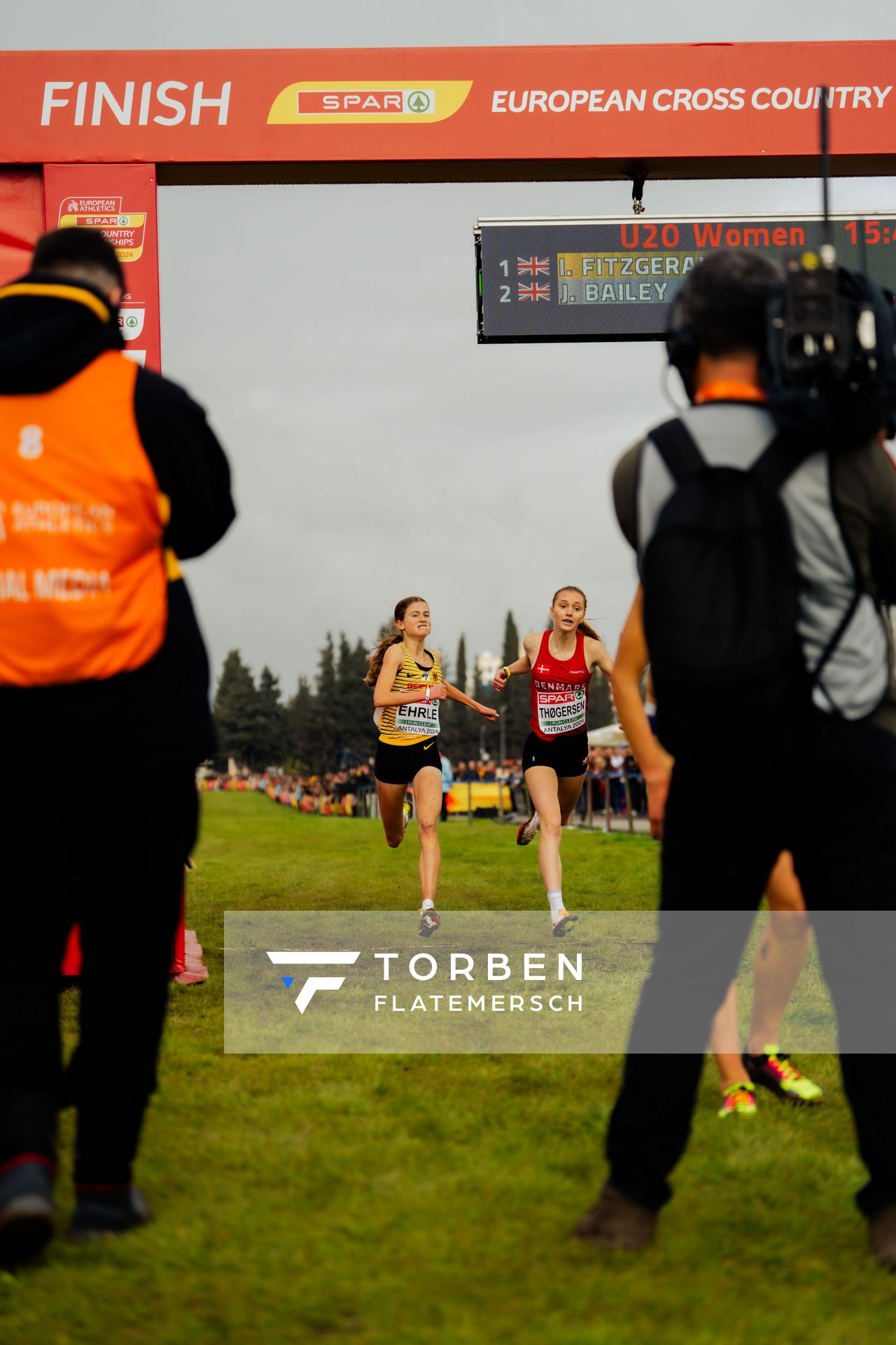 Julia Ehrle (Germany) und Sofia Thøgersen (Denmark)beim Zielsprint am 08.12.2024 bei den Crosslauf-Europameisterschaften in Antalya