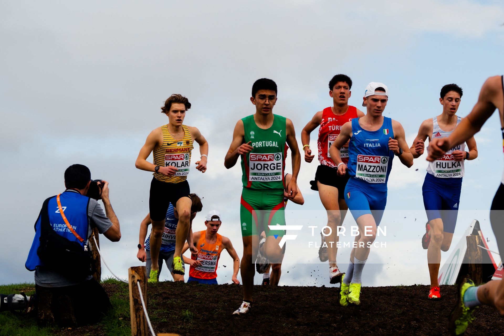 Elias Kolar (Germany), Tiago Jorge (Portugal), Leonardo Mazzoni (Italy), Alex Hulka (Slovakia) am 08.12.2024 bei den Crosslauf-Europameisterschaften in Antalya
