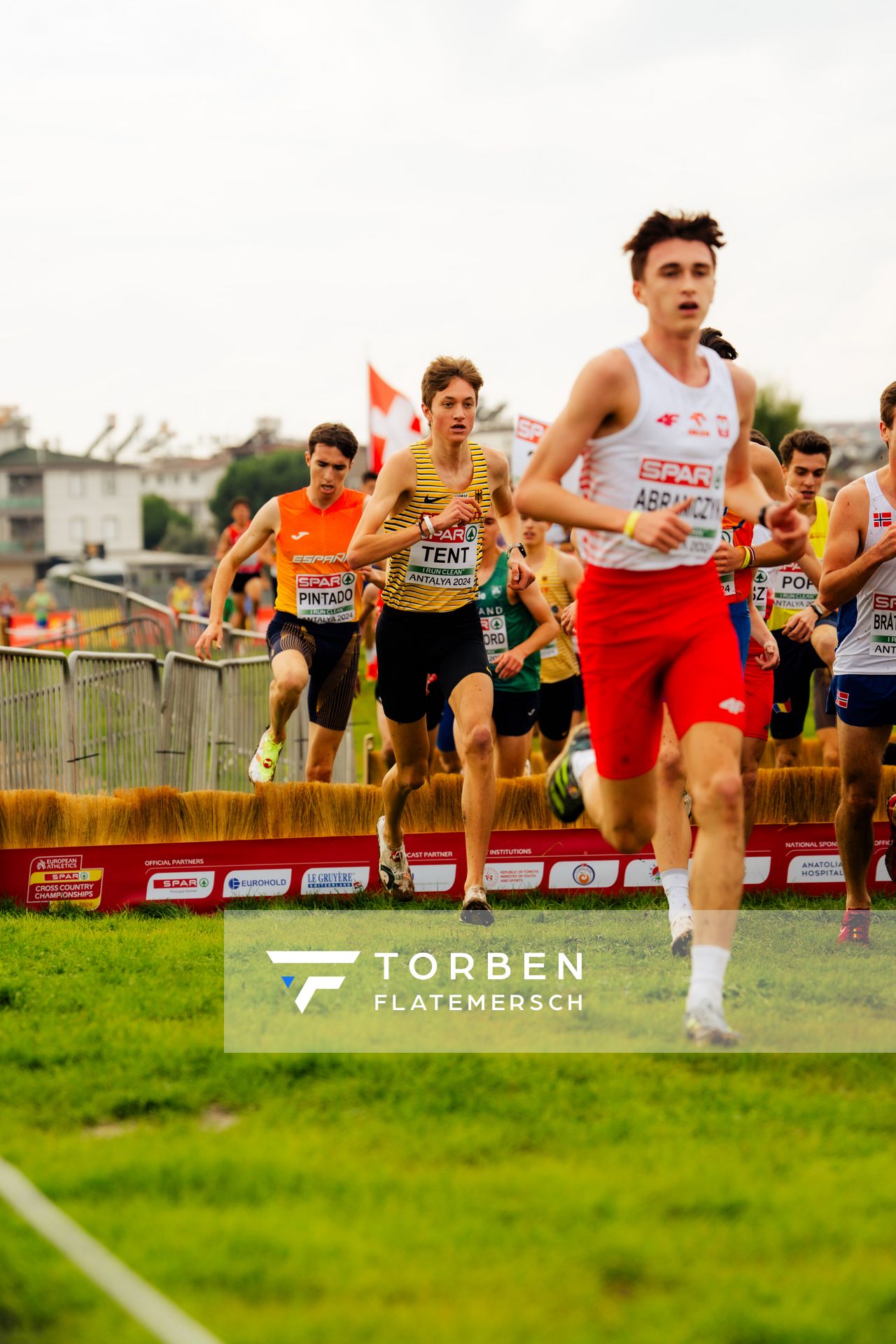 Tobias Tent (Germany) vor Alex Pintado (Spain) am 08.12.2024 bei den Crosslauf-Europameisterschaften in Antalya