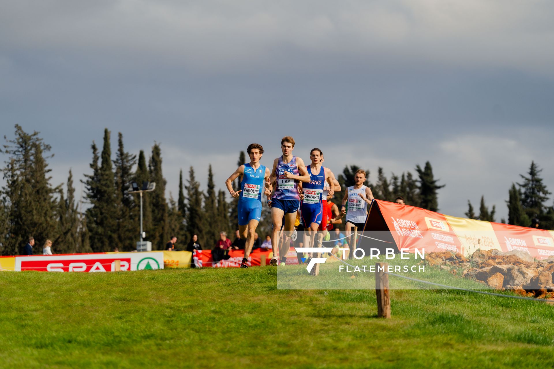 Sebastiano Parolini (Italy), Joshua Lay (Great Britain), Antoine Senard (France) am 08.12.2024 bei den Crosslauf-Europameisterschaften in Antalya