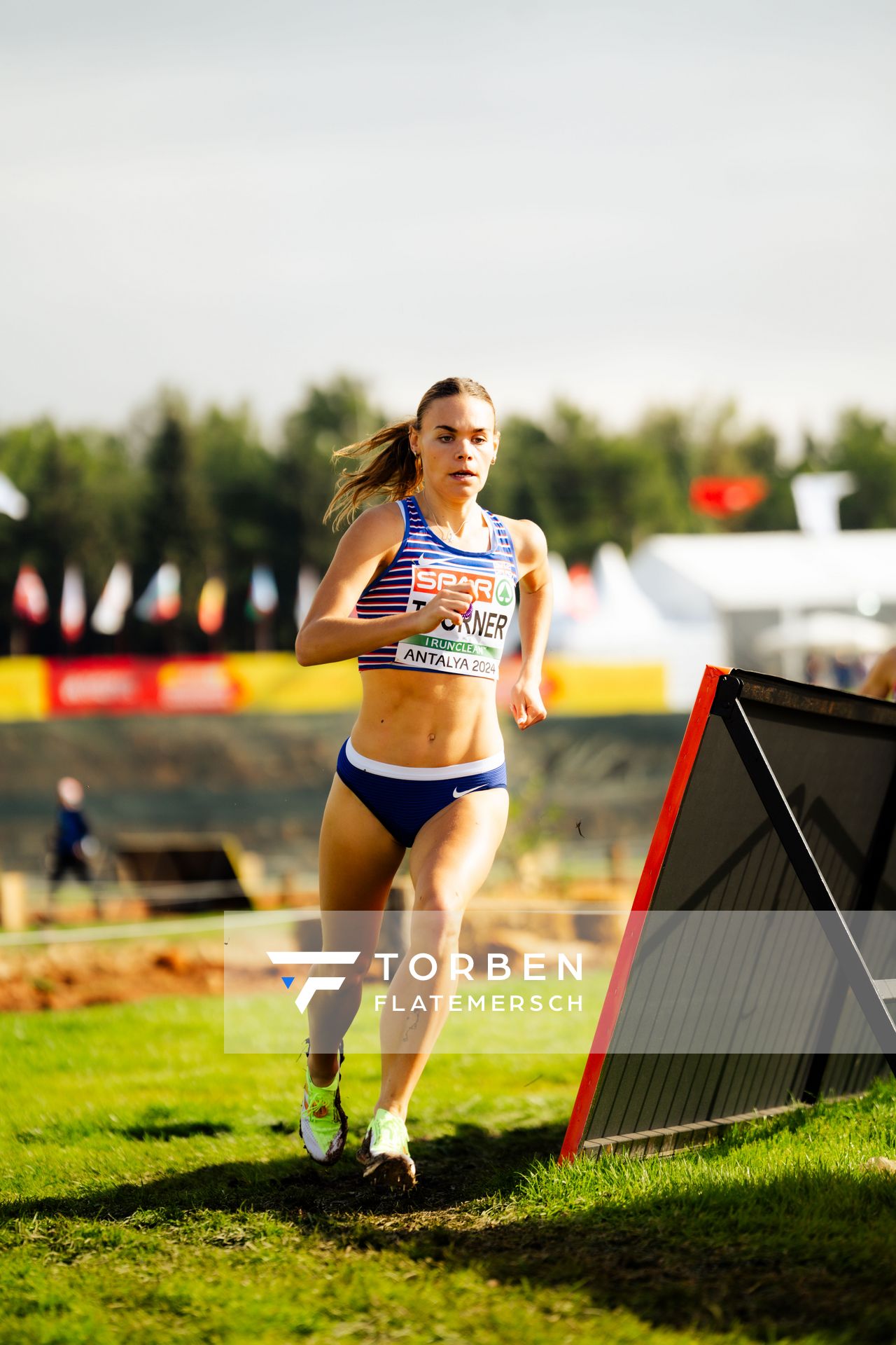Elise Thorner (Great Britain) am 08.12.2024 bei den Crosslauf-Europameisterschaften in Antalya