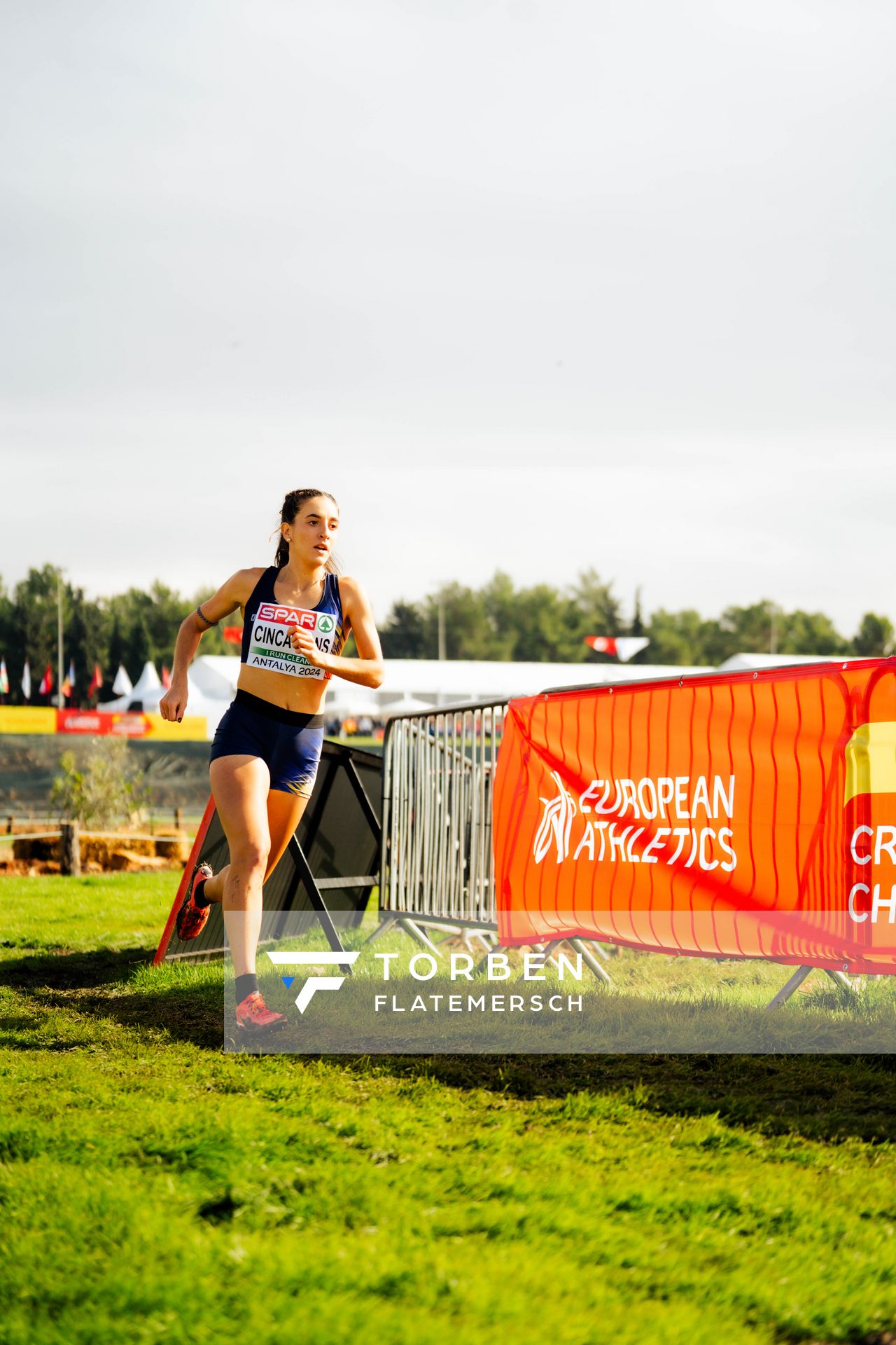 Aina Cinca Bons (Andorra) am 08.12.2024 bei den Crosslauf-Europameisterschaften in Antalya