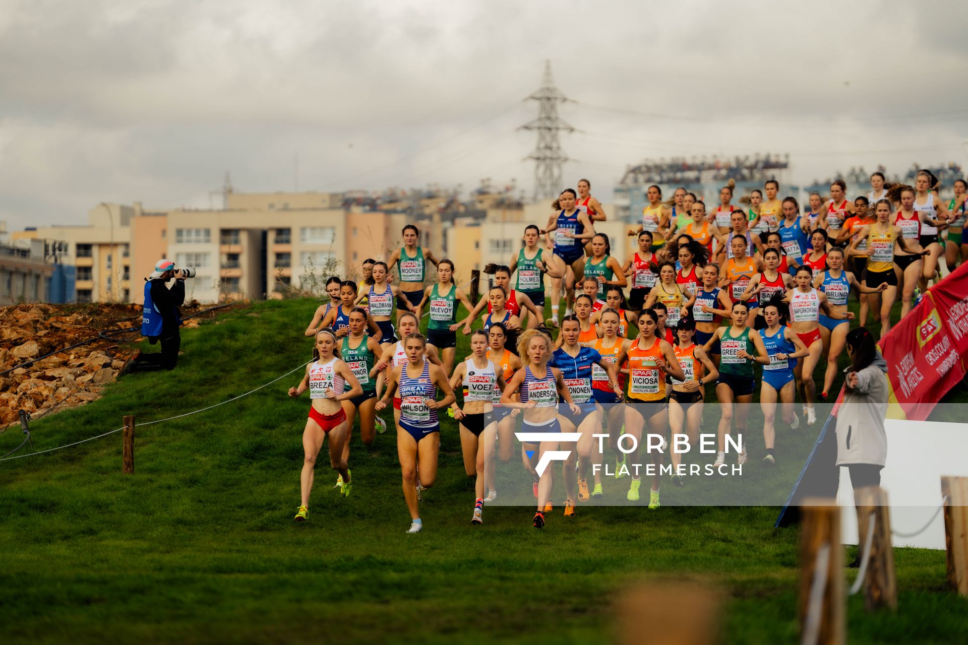 U23 der Frauen mit Magdalena Breza (Poland), Tia Wilson (Great Britain), Julie Voet (Belgium), Phoebe Anderson (Great Britain), Angela Viciosa (Spain), Amy Greene (Ireland), Pia Schlattmann (Germany), Blanka Dörfel (Germany) am 08.12.2024 bei den Crosslauf-Europameisterschaften in Antalya
