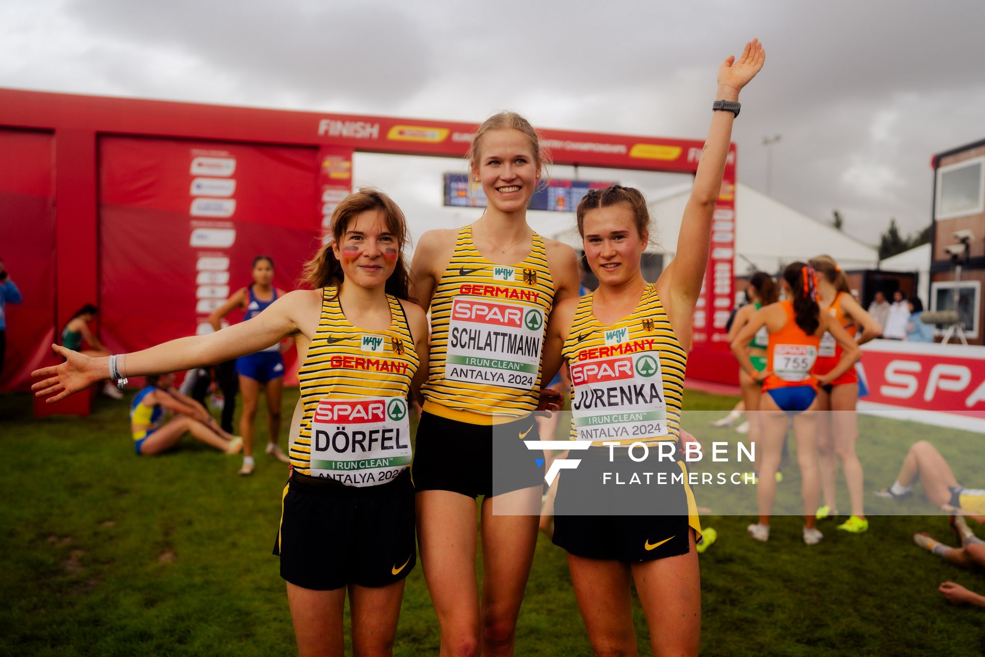 Blanka Dörfel (Germany), Pia Schlattmann (Germany), Mia Jurenka (Germany) am 08.12.2024 bei den Crosslauf-Europameisterschaften in Antalya