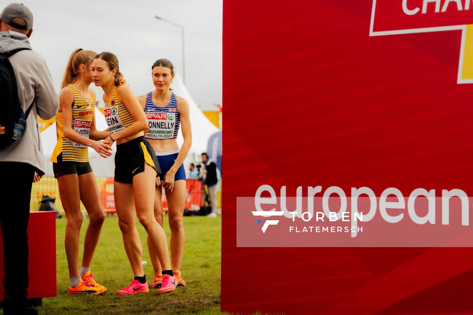 Konstanze Klosterhalfen (Germany), Hanna Klein (Germany), Abbie Donnelly (Great Britain) am 08.12.2024 bei den Crosslauf-Europameisterschaften in Antalya