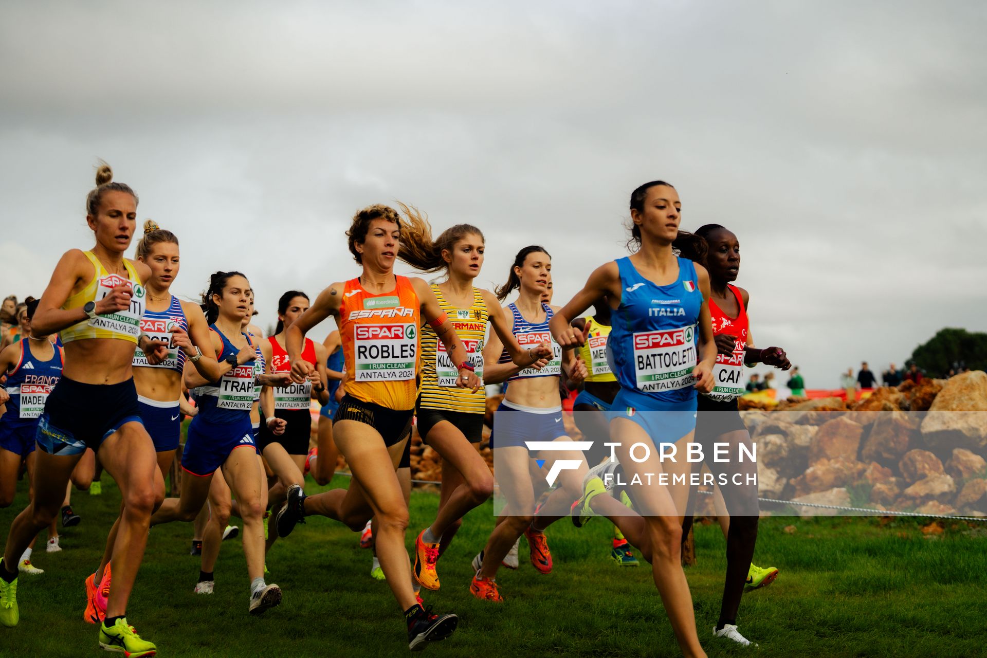 Konstanze Klosterhalfen (Germany), Carolina Robles (Spain), Nadia Battoletti (Italy) am 08.12.2024 bei den Crosslauf-Europameisterschaften in Antalya