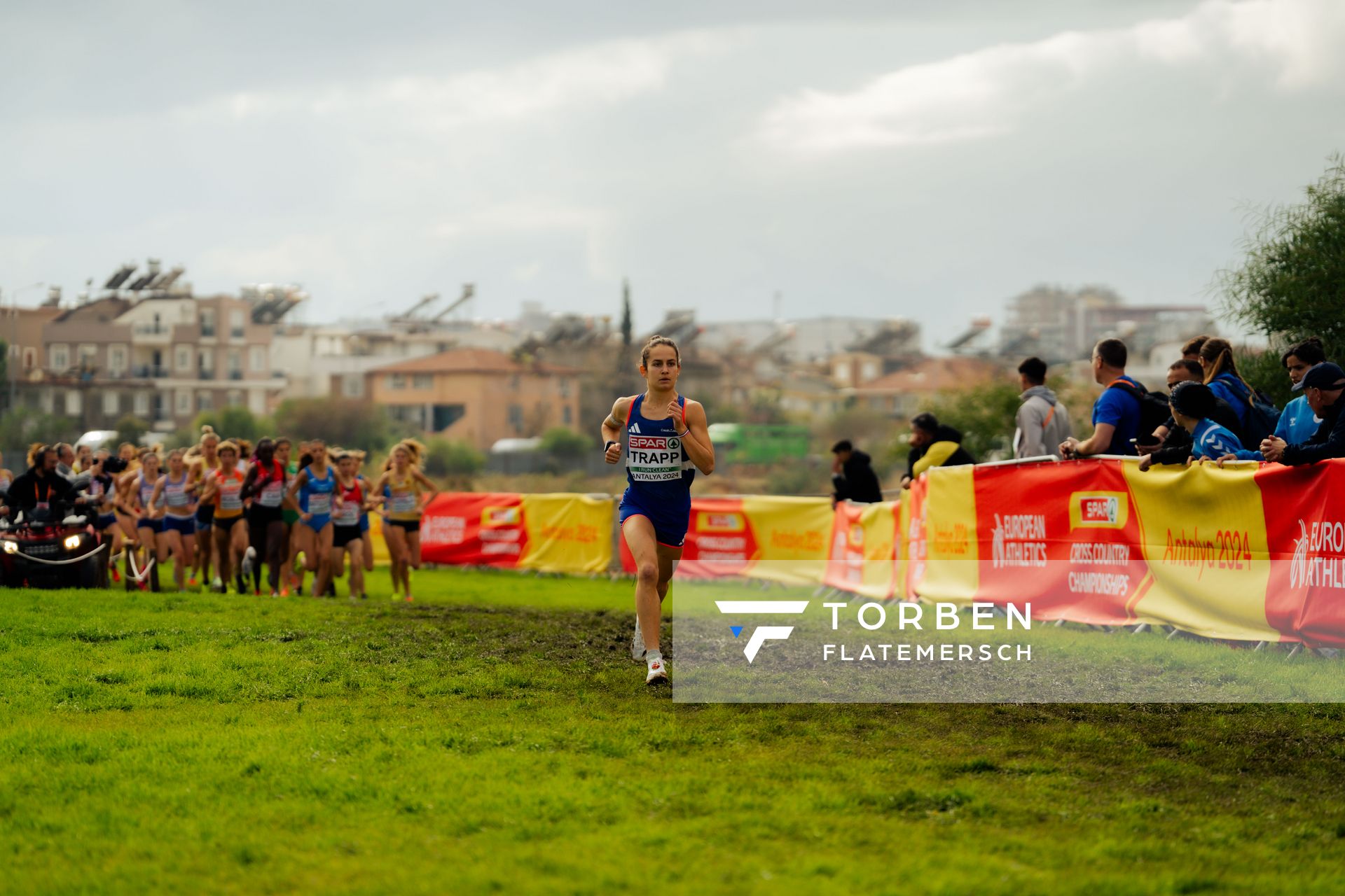 Manon Trapp (France) am 08.12.2024 bei den Crosslauf-Europameisterschaften in Antalya