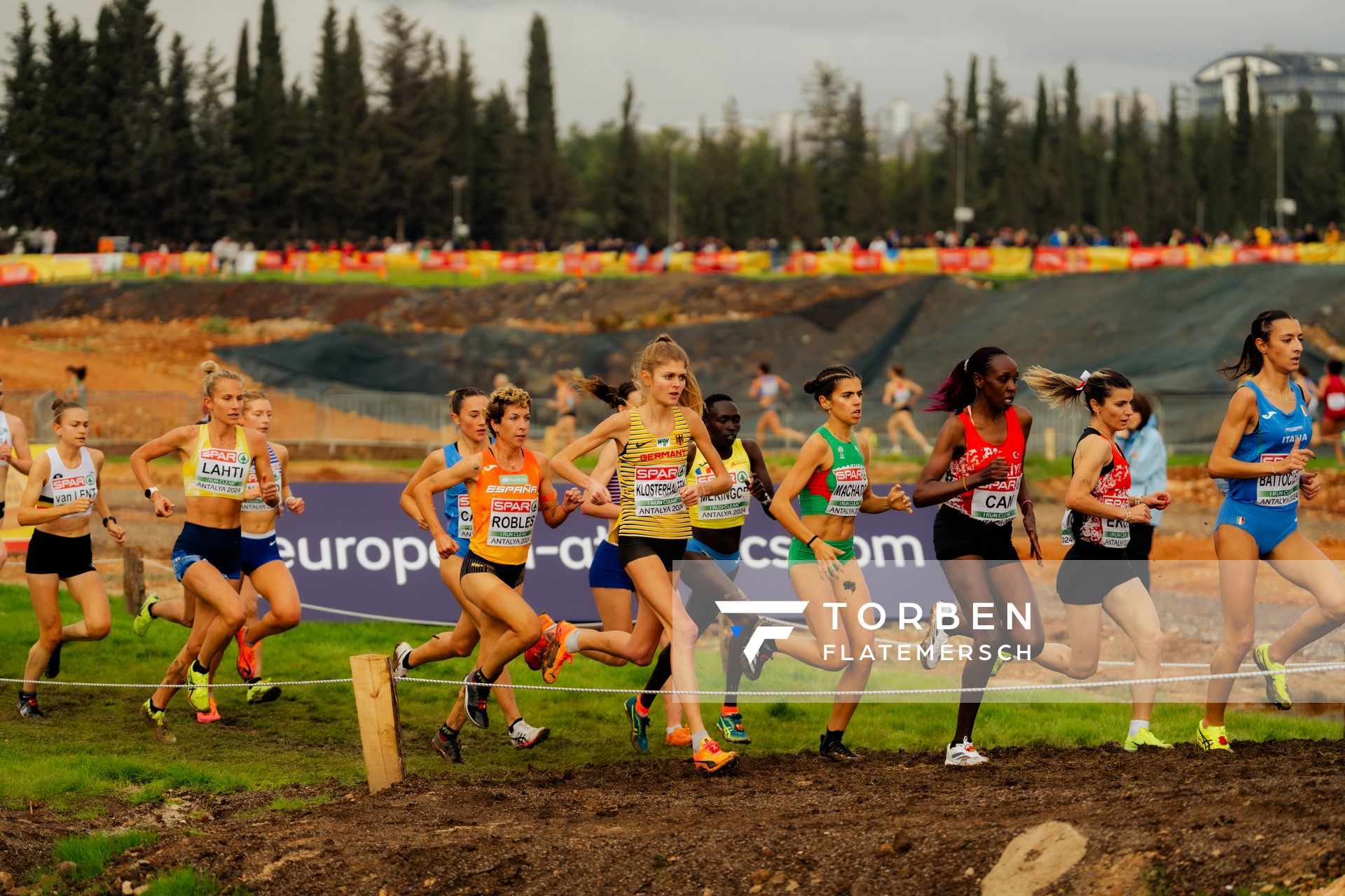 Konstanze Klosterhalfen (Germany), Sarah Lahti (Sweden), Carolina Robles (Spain), Mariana Machado (Portugal), Yasemin Can (Turkey) am 08.12.2024 bei den Crosslauf-Europameisterschaften in Antalya