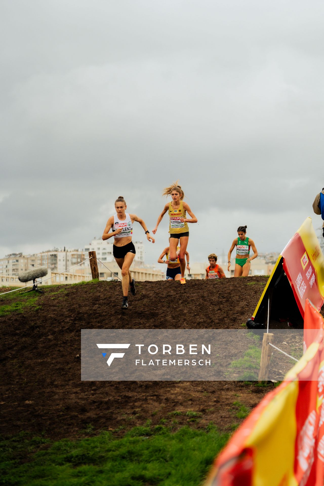 Jana Van Lent (Belgium), Konstanze Klosterhalfen (Germany) am 08.12.2024 bei den Crosslauf-Europameisterschaften in Antalya