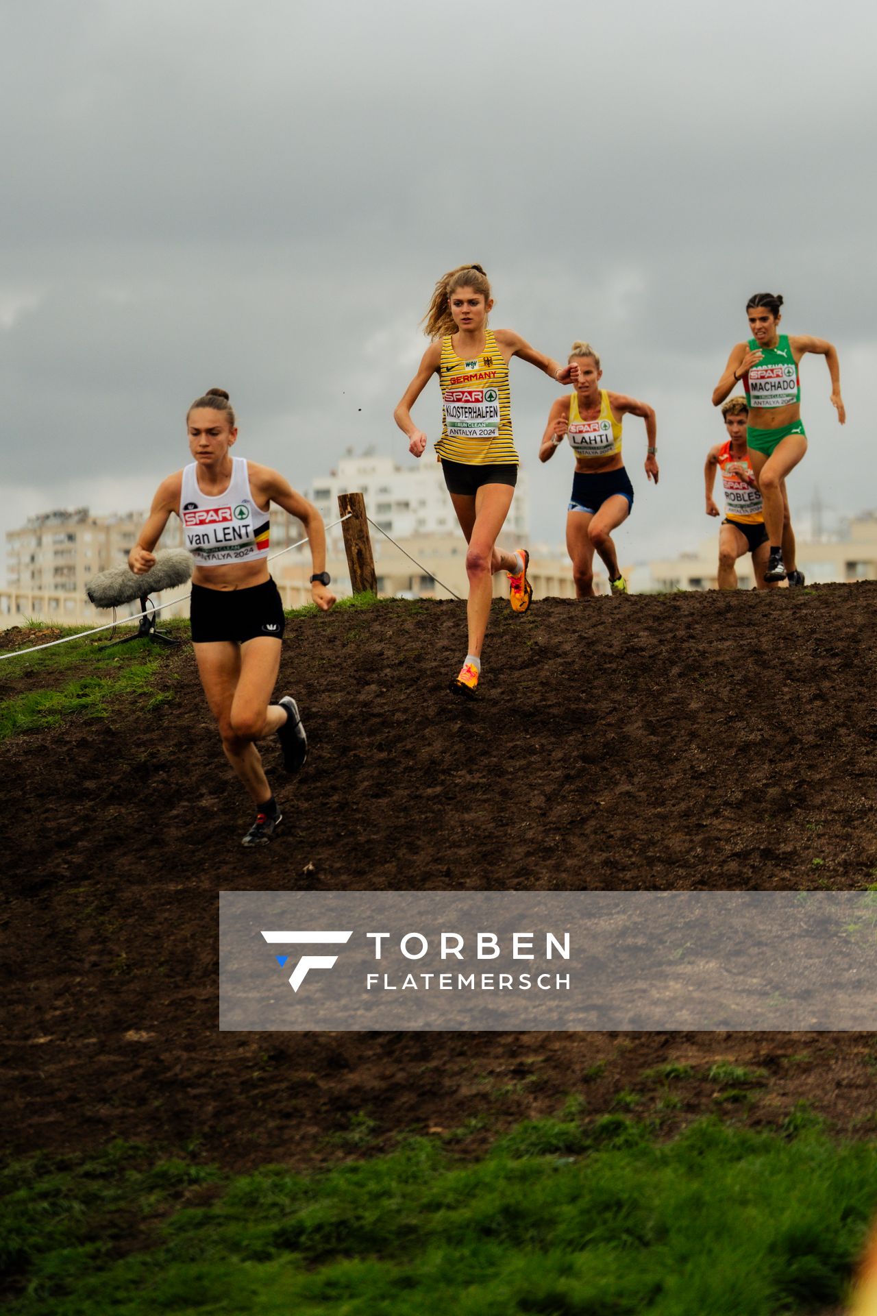 Jana Van Lent (Belgium), Konstanze Klosterhalfen (Germany), Sarah Lahti (Sweden), Mariana Machado (Portugal) am 08.12.2024 bei den Crosslauf-Europameisterschaften in Antalya
