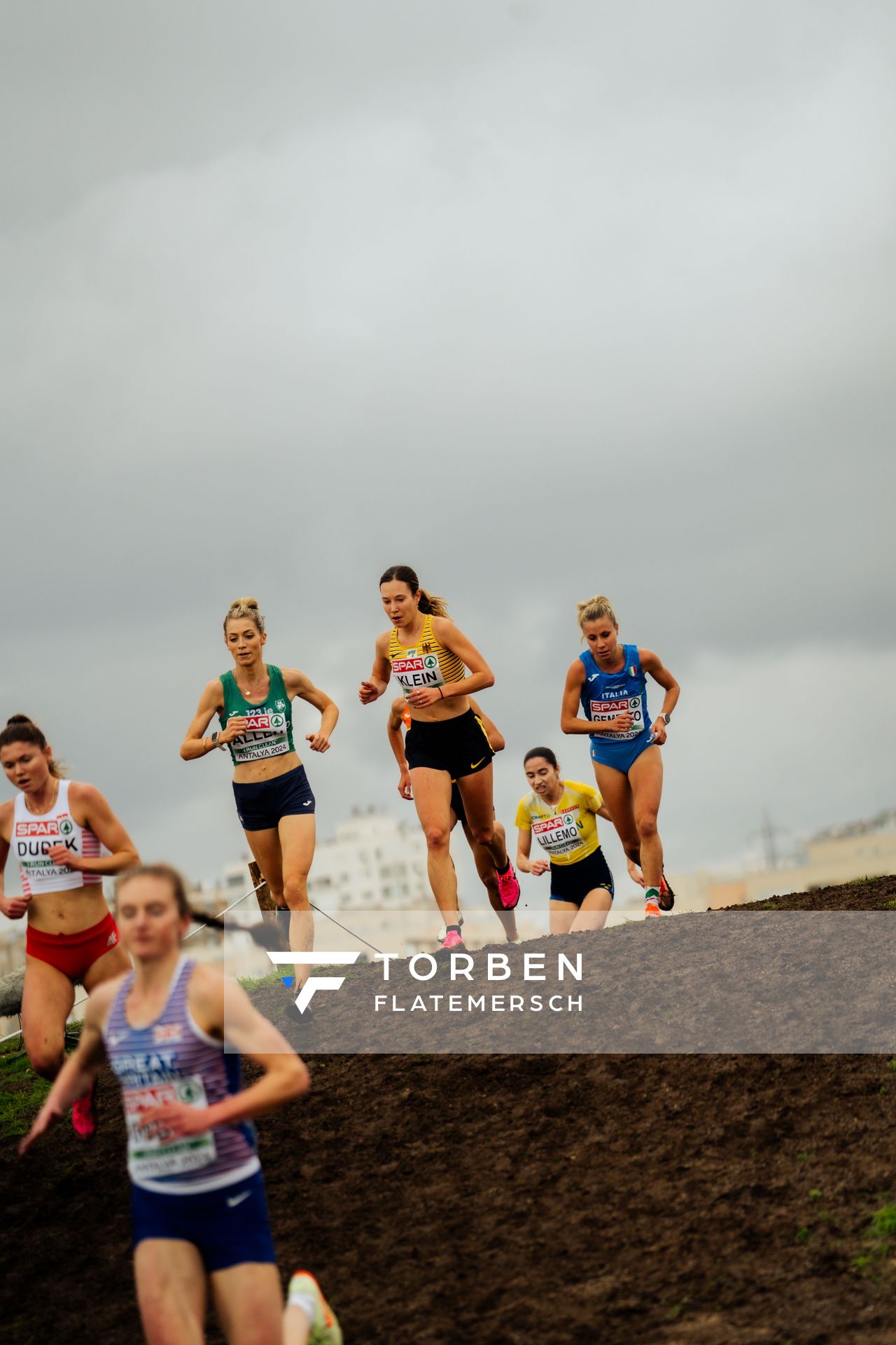 Hanna Klein (Germany), Valentina Gemetto (Italy), Zofia Dudek (Poland) am 08.12.2024 bei den Crosslauf-Europameisterschaften in Antalya