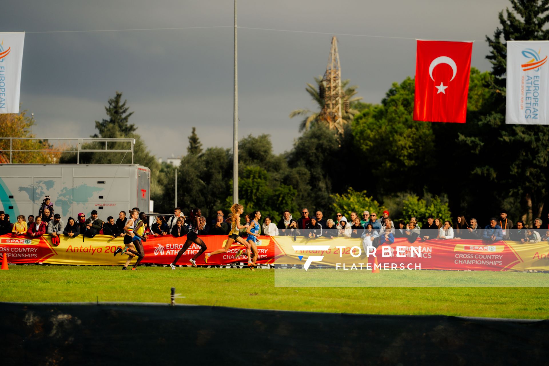 Konstanze Klosterhalfen (Germany), Nadia Battoletti (Italy), Yasemin Can (Turkey) am 08.12.2024 bei den Crosslauf-Europameisterschaften in Antalya