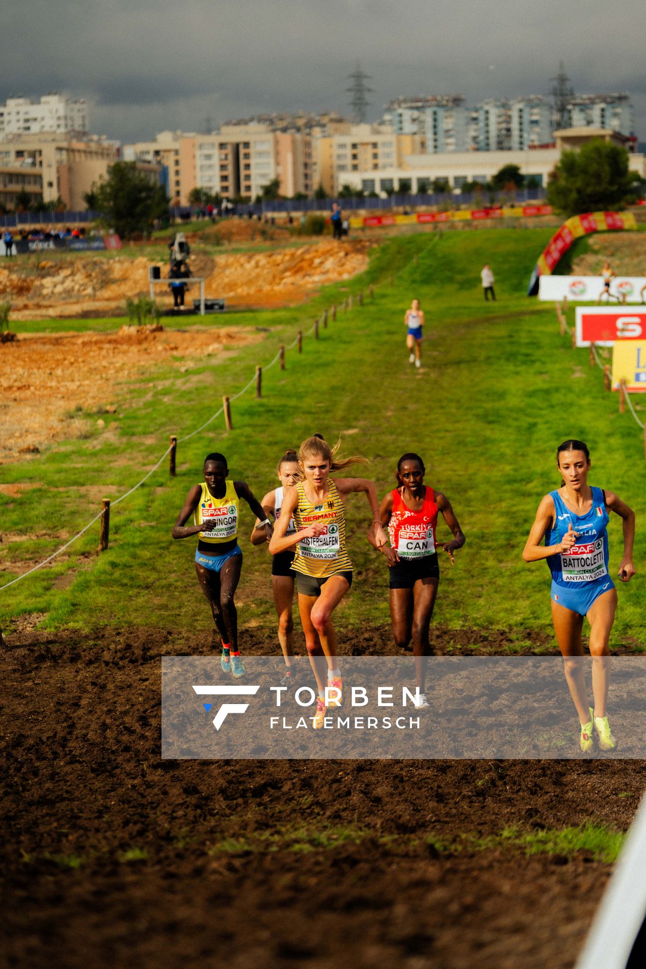 Delvine Relin Meringor (Romania), Konstanze Klosterhalfen (Germany), Yasemin Can (Turkey), Nadia Battoletti (Italy) am 08.12.2024 bei den Crosslauf-Europameisterschaften in Antalya