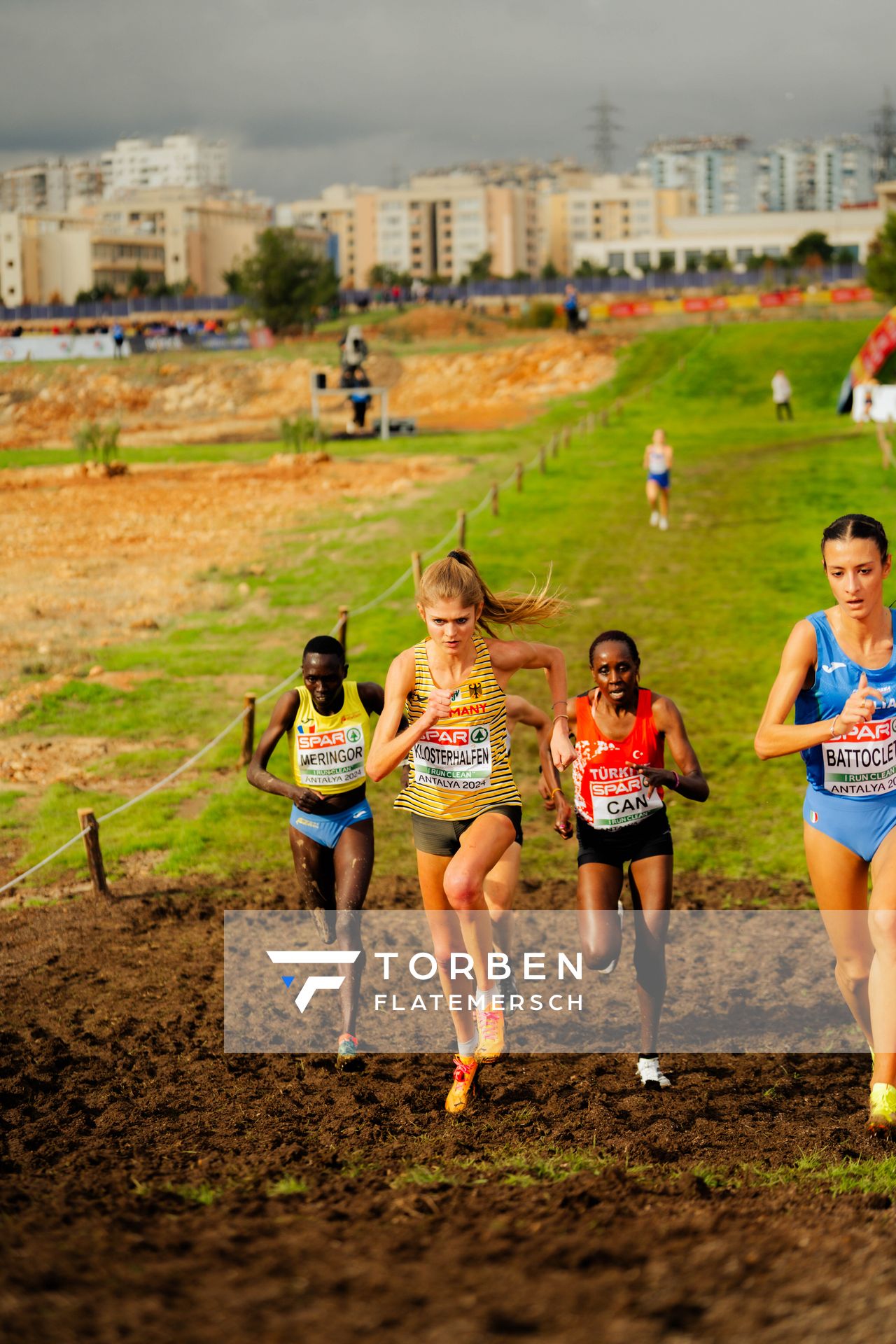 Delvine Relin Meringor (Romania), Konstanze Klosterhalfen (Germany), Yasemin Can (Turkey), Nadia Battoletti (Italy) am 08.12.2024 bei den Crosslauf-Europameisterschaften in Antalya