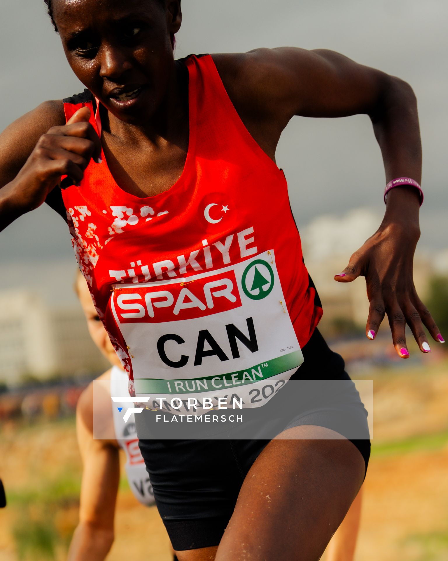 Yasemin Can (Turkey) am 08.12.2024 bei den Crosslauf-Europameisterschaften in Antalya