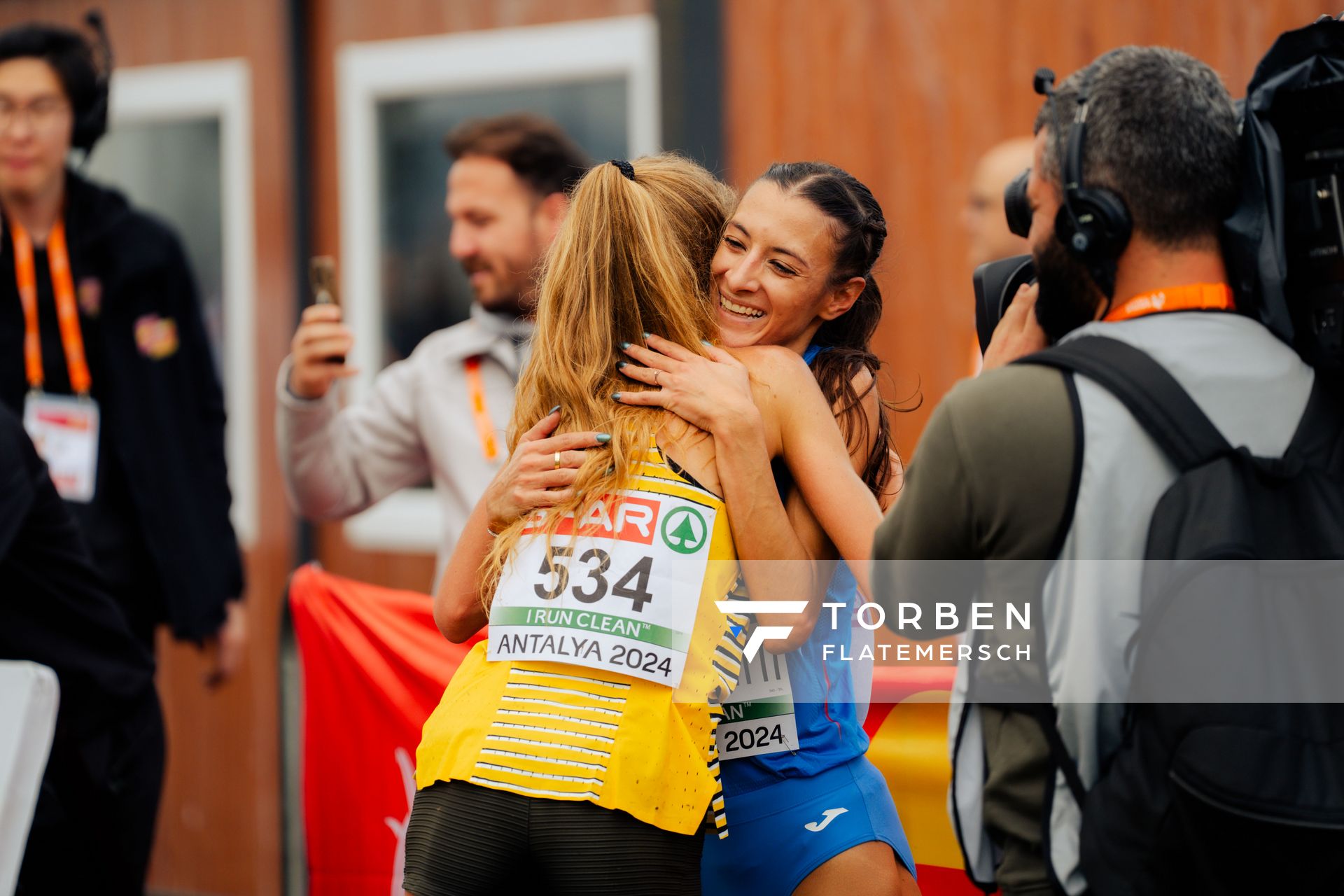 Konstanze Klosterhalfen (Germany), Nadia Battoletti (Italy) am 08.12.2024 bei den Crosslauf-Europameisterschaften in Antalya