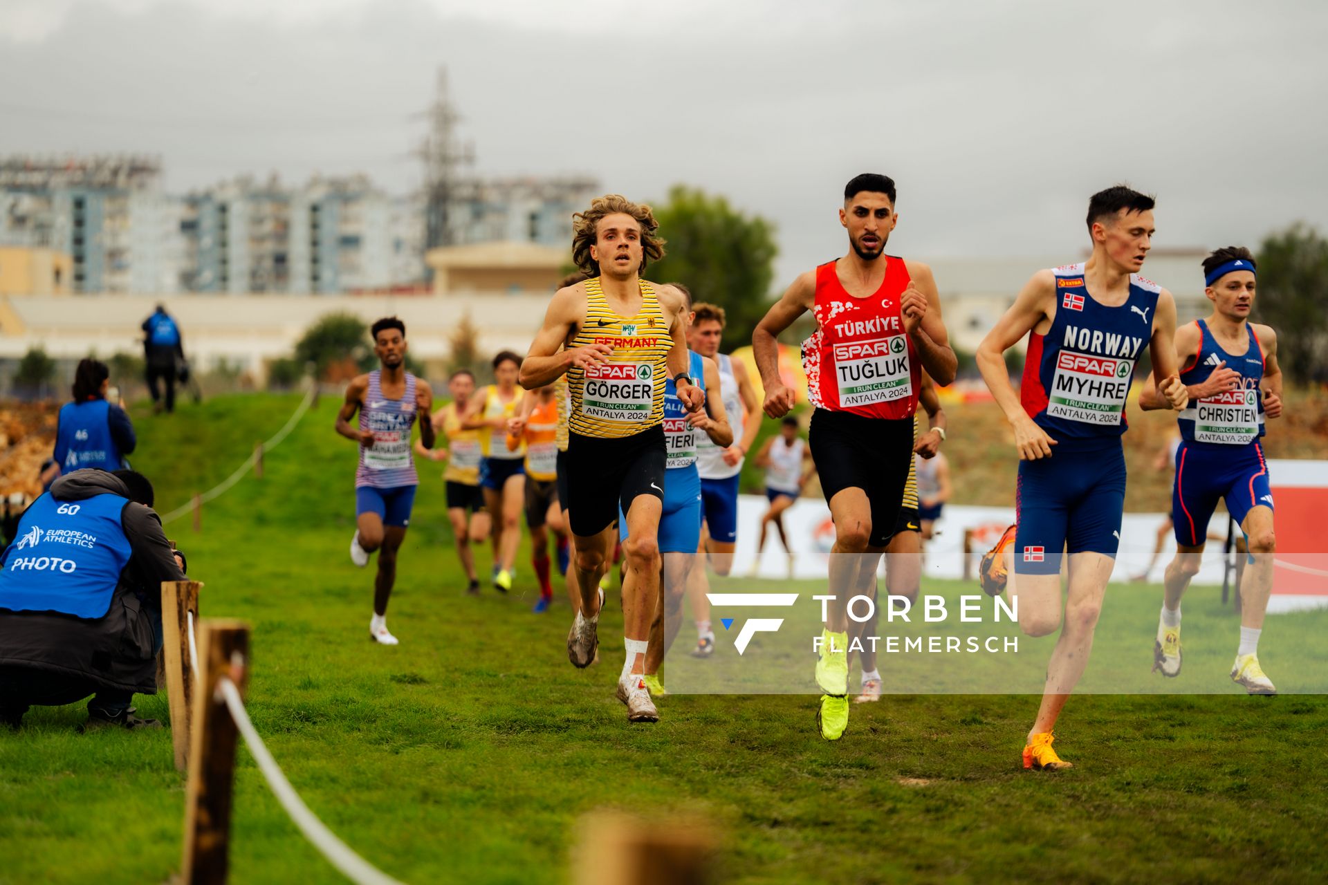 Markus Görger (Germany), Abdullah Tugluk (Turkey), Magnus Tuv Myhre (Norway) am 08.12.2024 bei den Crosslauf-Europameisterschaften in Antalya