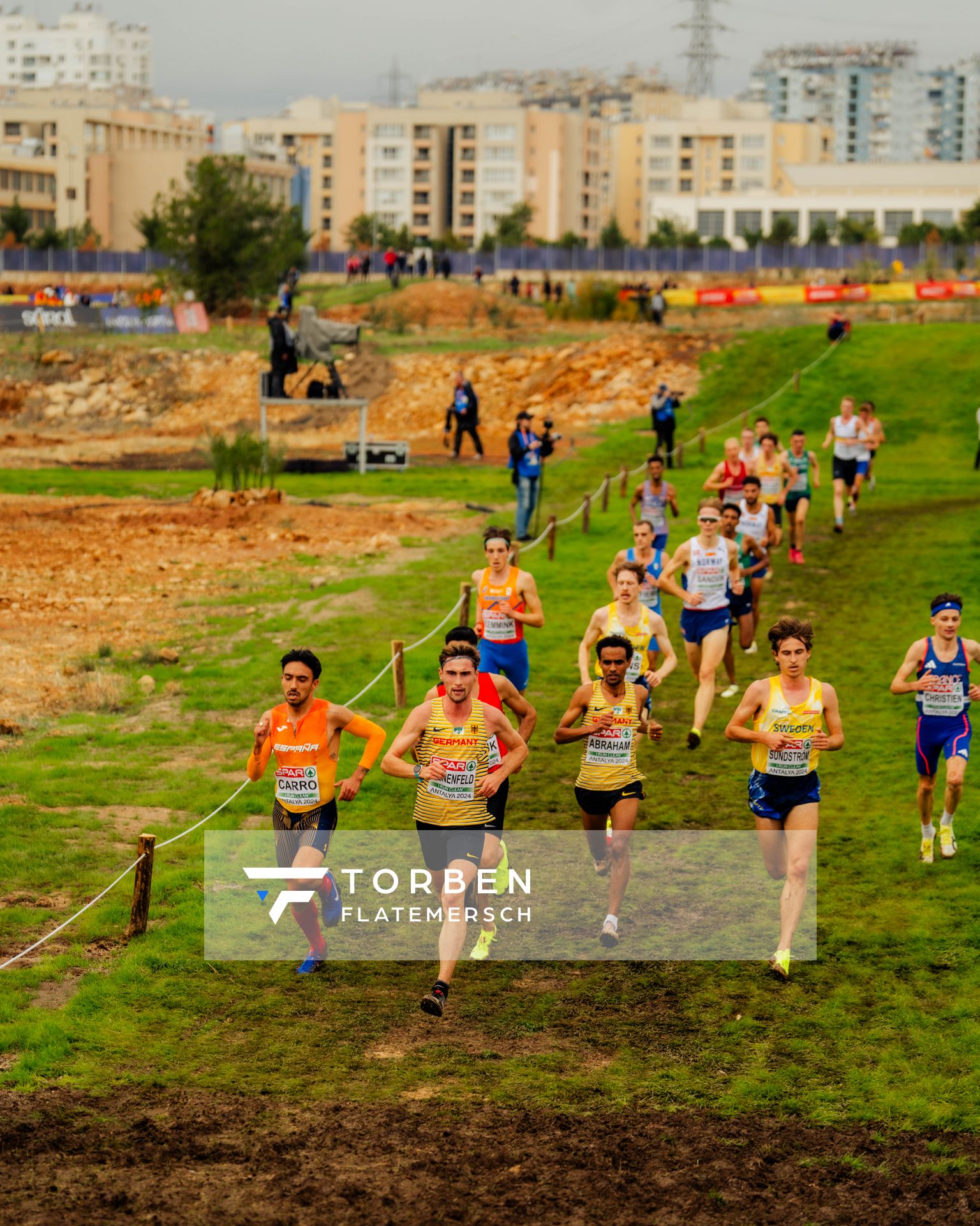 Davor Aaron Bienenfeld (Germany), Filimon Abraham (Germany), Simon Sundström (Sweden) am 08.12.2024 bei den Crosslauf-Europameisterschaften in Antalya