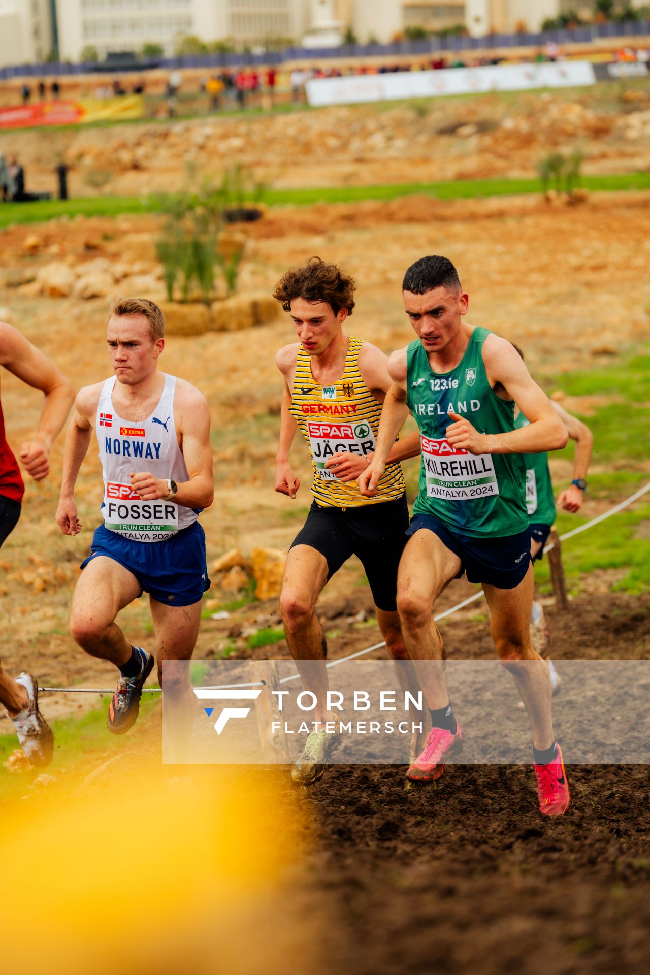 Kasper Fosser (Norway), Nick Jäger (Germany), Keelan Kilrehill (Ireland) am 08.12.2024 bei den Crosslauf-Europameisterschaften in Antalya