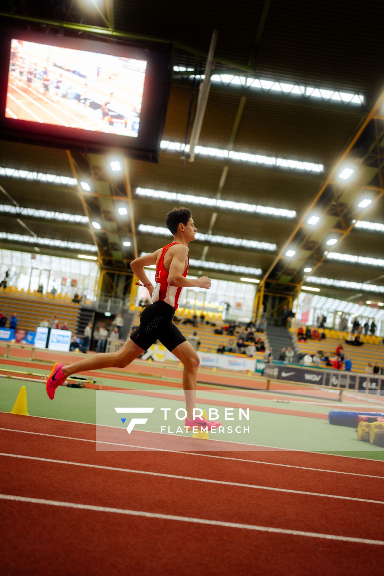 Julian Becker (LG Olympia Dortmund) waehrend den deutschen Jugend-Hallenmeisterschaften U20 am 15.02.2025 in der Helmut-Körnig-Halle in Dortmund