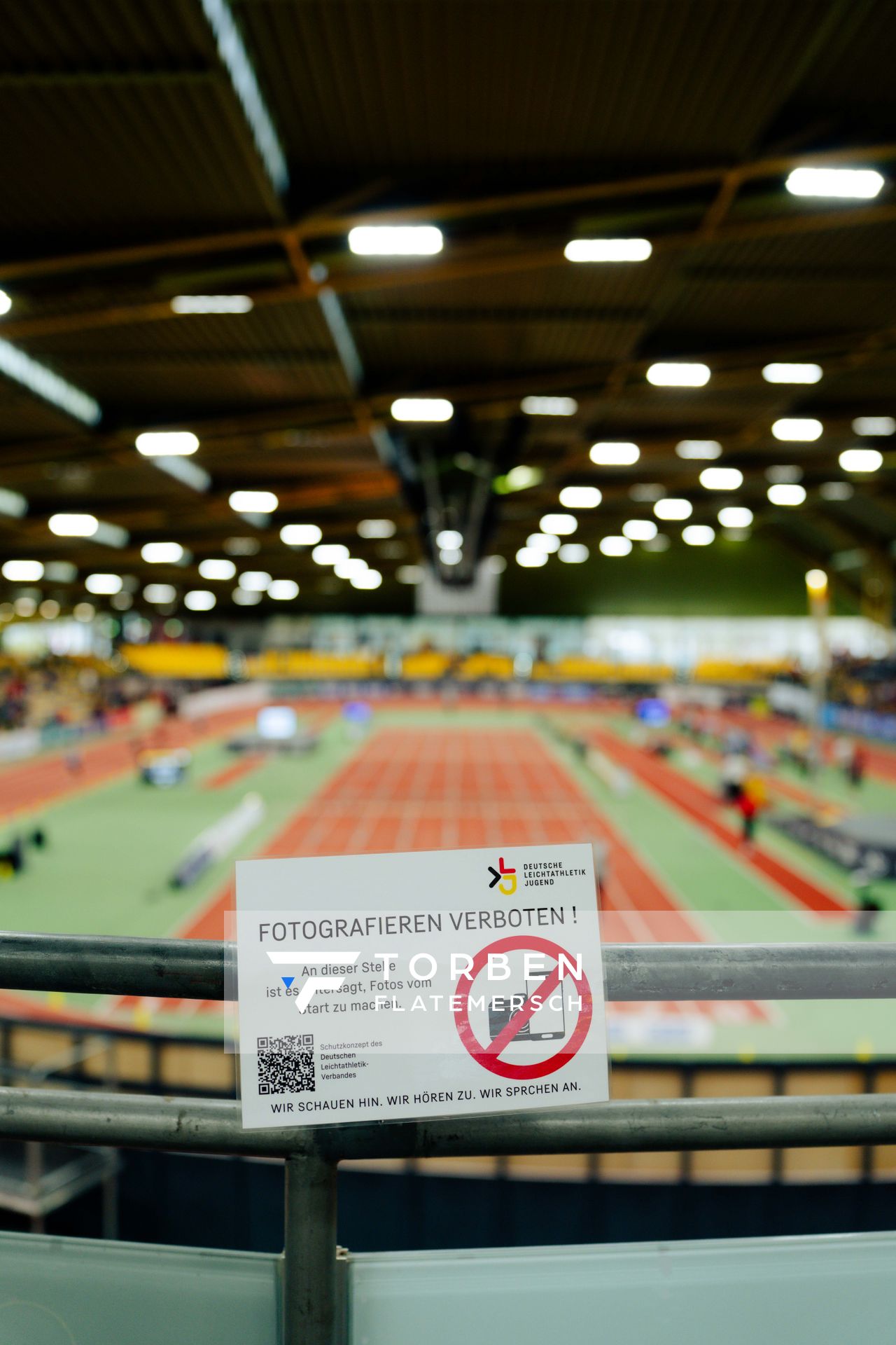 Fotografieren verboten beim Start der 60m Läufe waehrend den deutschen Jugend-Hallenmeisterschaften U20 am 15.02.2025 in der Helmut-Körnig-Halle in Dortmund
