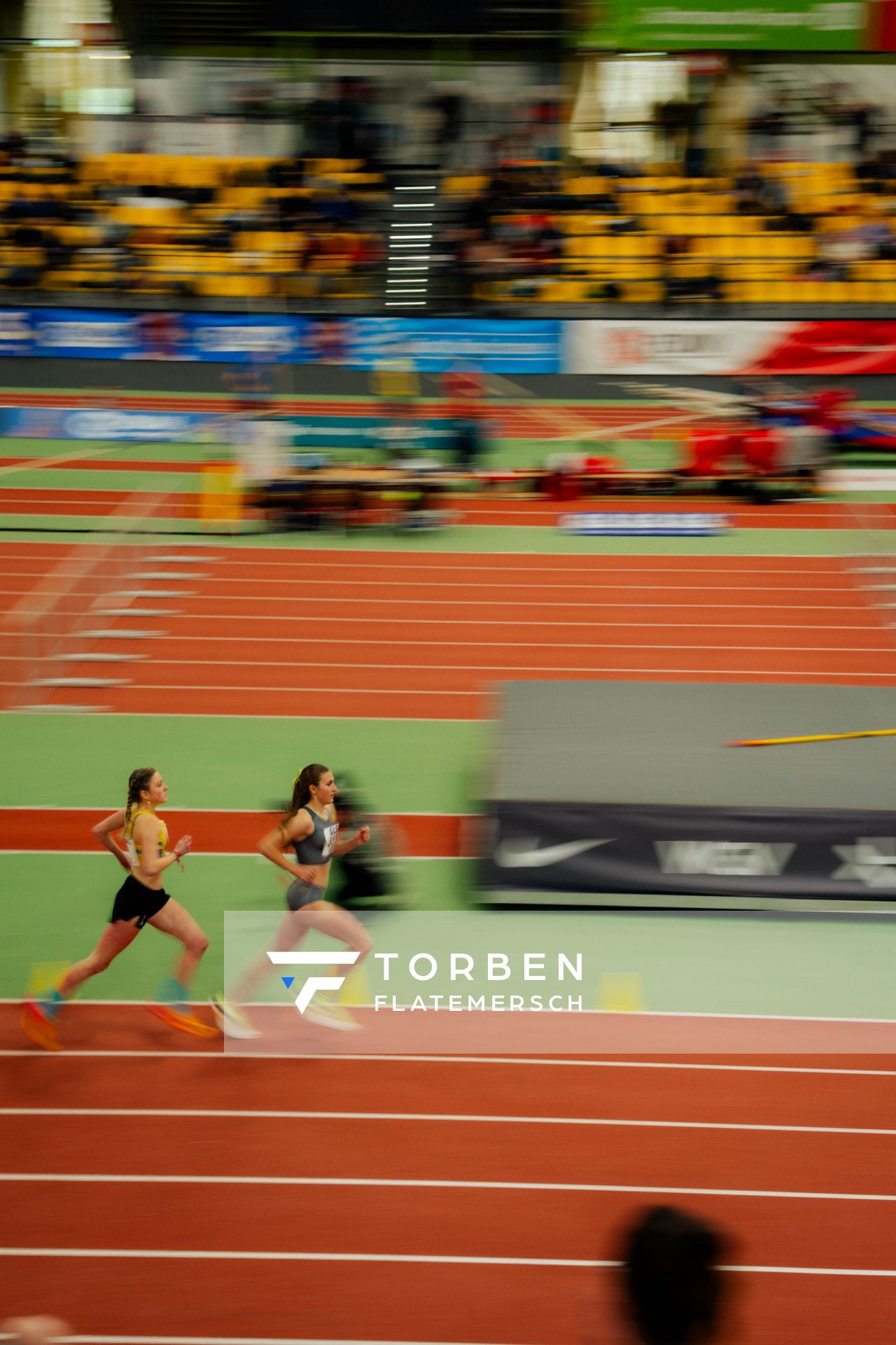 Lera Miller (VfL Löningen), Louna Schuler (LG Ortenau Nord) im Halbfinale 1500m waehrend den deutschen Jugend-Hallenmeisterschaften U20 am 15.02.2025 in der Helmut-Körnig-Halle in Dortmund