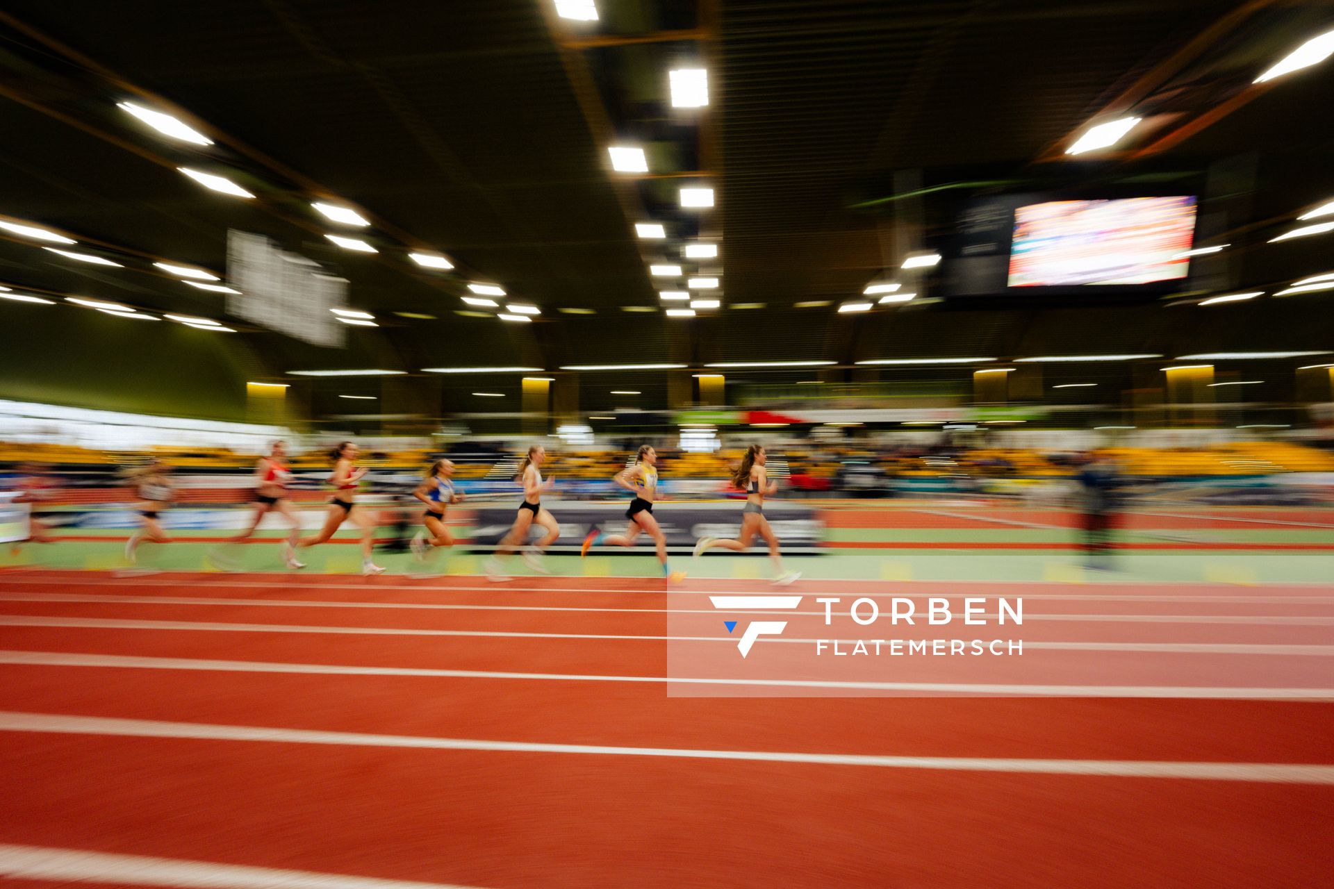 Lera Miller (VfL Löningen), Louna Schuler (LG Ortenau Nord) im Halbfinale 1500m waehrend den deutschen Jugend-Hallenmeisterschaften U20 am 15.02.2025 in der Helmut-Körnig-Halle in Dortmund