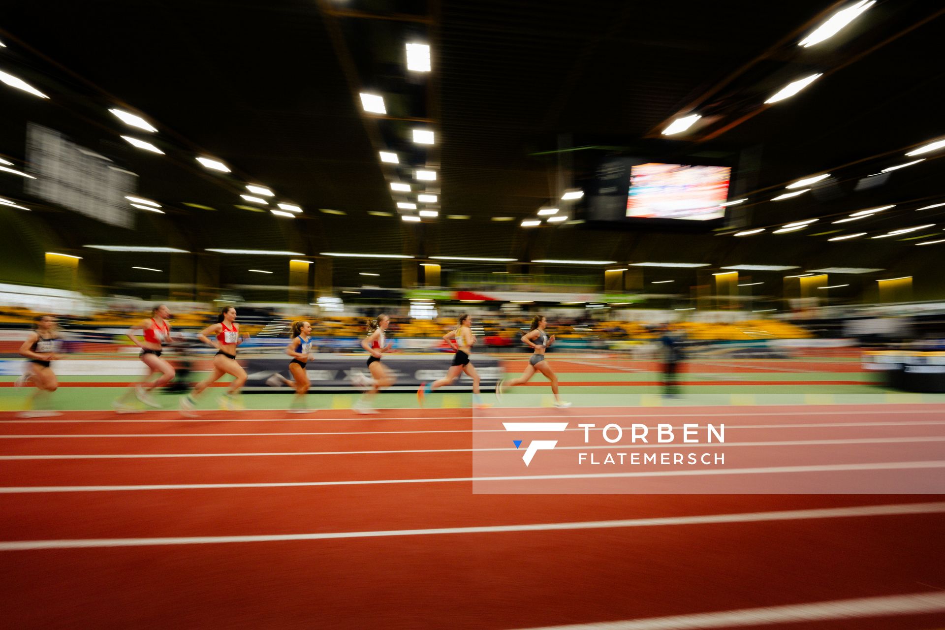Lera Miller (VfL Löningen), Louna Schuler (LG Ortenau Nord) im Halbfinale 1500m waehrend den deutschen Jugend-Hallenmeisterschaften U20 am 15.02.2025 in der Helmut-Körnig-Halle in Dortmund