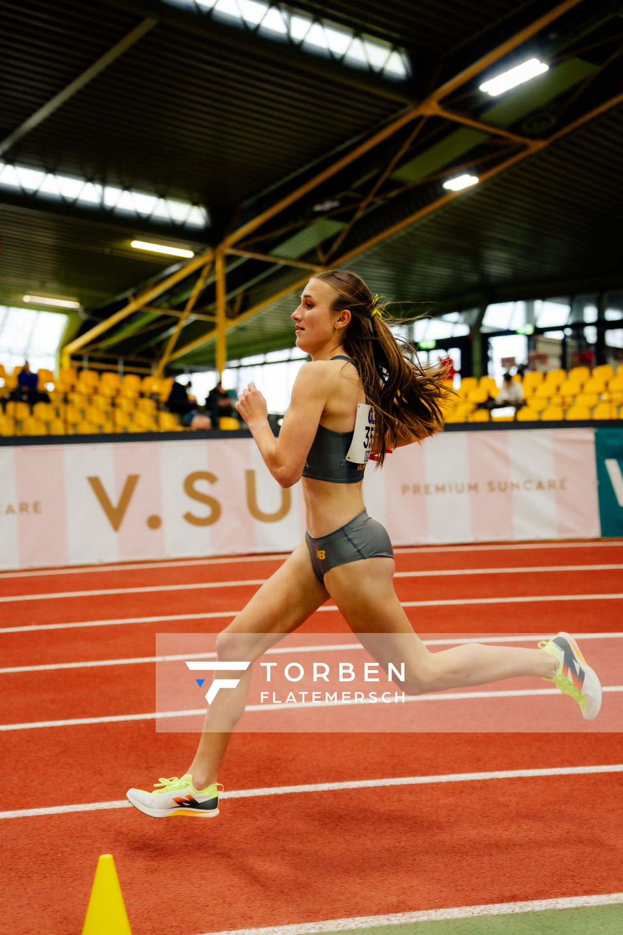 Lera Miller (VfL Löningen) im Halbfinale 1500m waehrend den deutschen Jugend-Hallenmeisterschaften U20 am 15.02.2025 in der Helmut-Körnig-Halle in Dortmund