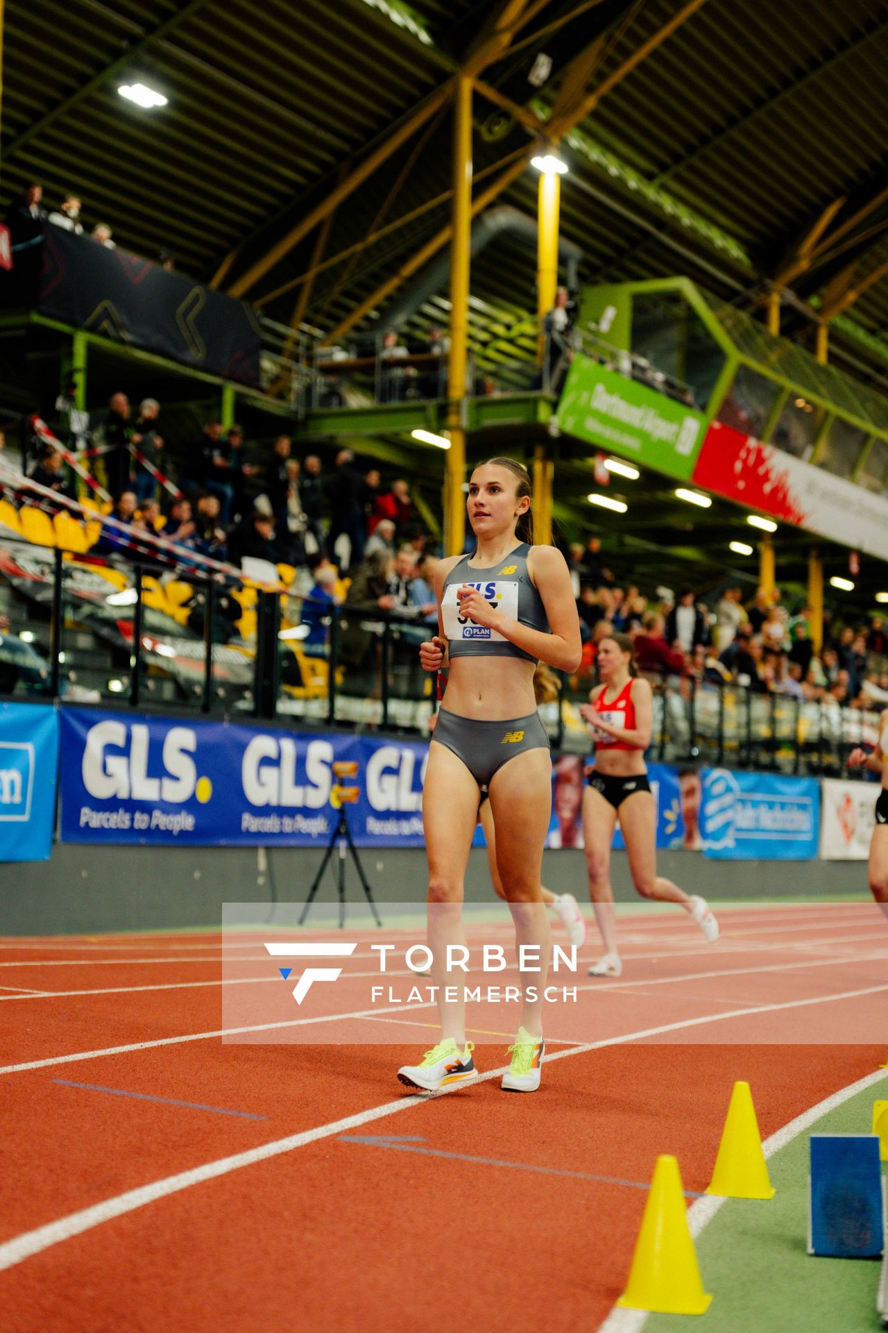 Lera Miller (VfL Löningen) im Halbfinale 1500m waehrend den deutschen Jugend-Hallenmeisterschaften U20 am 15.02.2025 in der Helmut-Körnig-Halle in Dortmund