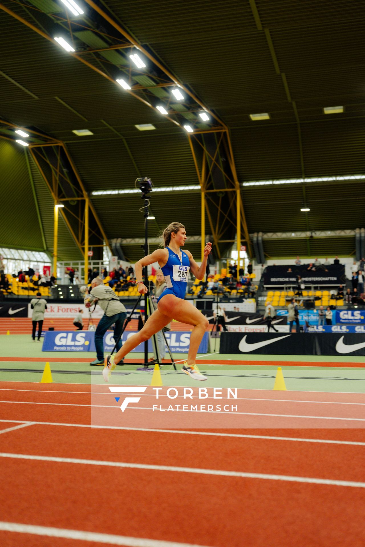 Johanna Martin (1. LAV Rostock) waehrend den deutschen Jugend-Hallenmeisterschaften U20 am 15.02.2025 in der Helmut-Körnig-Halle in Dortmund