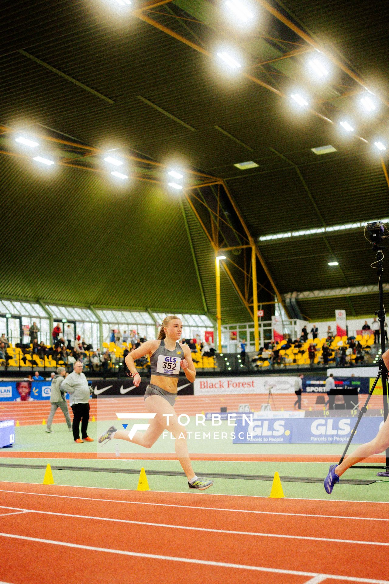 Pia Albers (VfL Löningen) waehrend den deutschen Jugend-Hallenmeisterschaften U20 am 15.02.2025 in der Helmut-Körnig-Halle in Dortmund