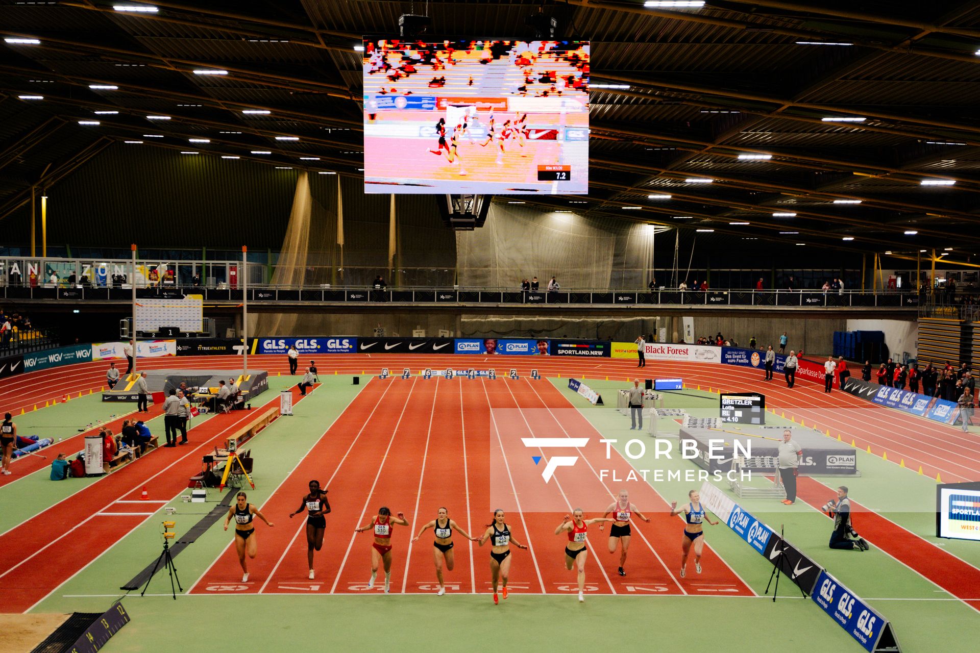 Mathilda Amende (SC DHfK Leipzig e.V.), Emmanülla Adusei (Eintracht Frankfurt e.V.), Serafina Kempf (LG Wilhelmshaven), Johanna Gierer (Neuköllner SF), Anne Böcker (TSV Bayer 04 Leverkusen), Leonie Kupser (LG Rhein-Wied), Levke Netta (LG Niederbarnim) waehrend den deutschen Jugend-Hallenmeisterschaften U20 am 15.02.2025 in der Helmut-Körnig-Halle in Dortmund