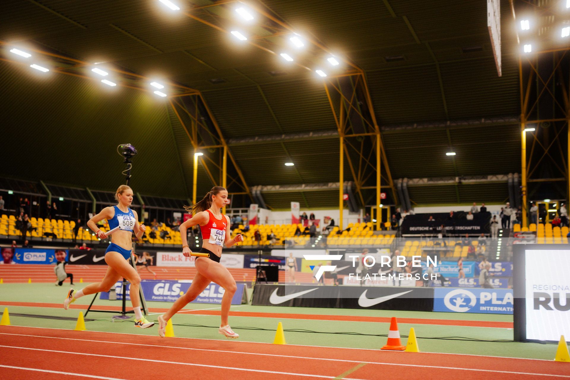 Lotta Sophie Reckert (LG Olympia Dortmund), Luise Pecht (TSV SCHOTT Mainz) waehrend den deutschen Jugend-Hallenmeisterschaften U20 am 15.02.2025 in der Helmut-Körnig-Halle in Dortmund