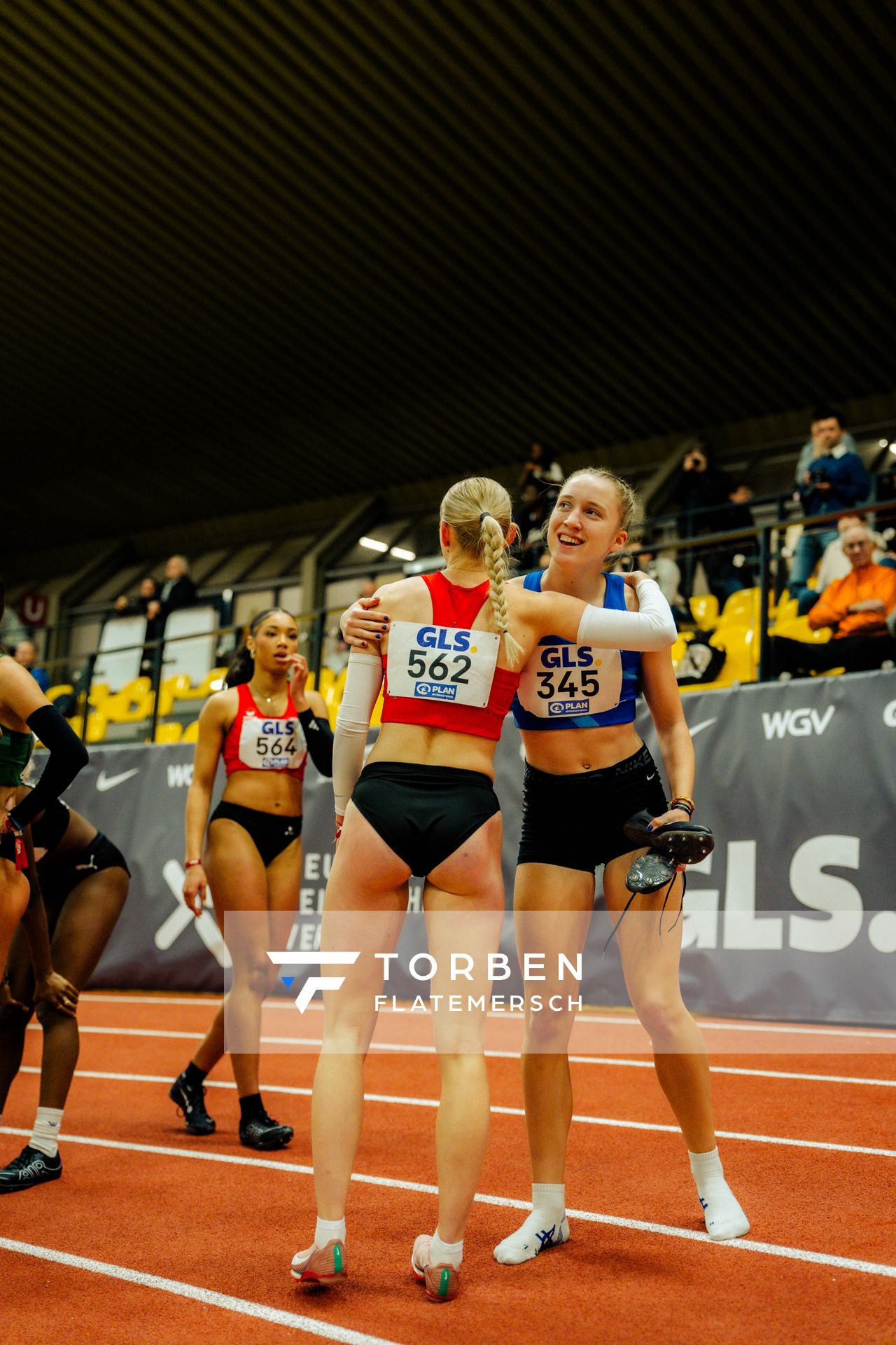 Helene Hoffmann (Dresdner SC 1898 e.V.), Svea Funck (TV Jahn Walsrode) waehrend den deutschen Jugend-Hallenmeisterschaften U20 am 15.02.2025 in der Helmut-Körnig-Halle in Dortmund